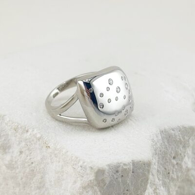 Кольцо с фианитами из серебра 925 пробы