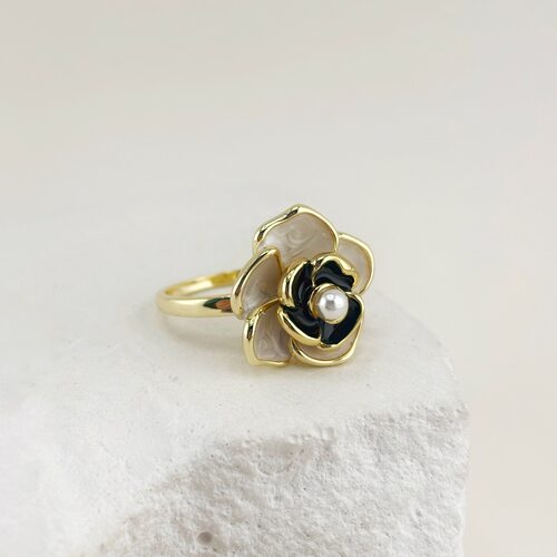 Кольцо "Цветок" с эмалью и перламутром из серебра 925 пробы с позолотой