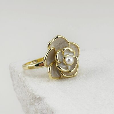 Кольцо "Цветок" с эмалью и перламутром из серебра 925 пробы с позолотой