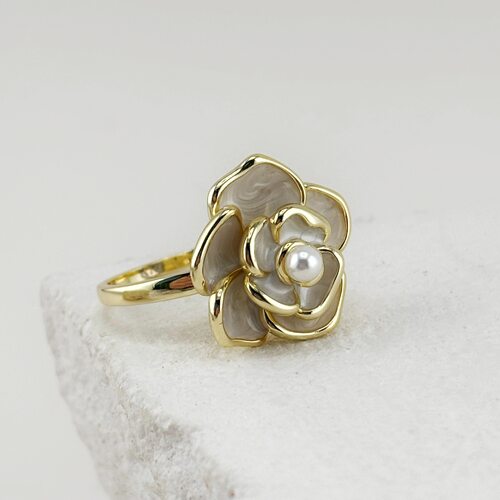 Кольцо "Цветок" с эмалью и перламутром из серебра 925 пробы с позолотой