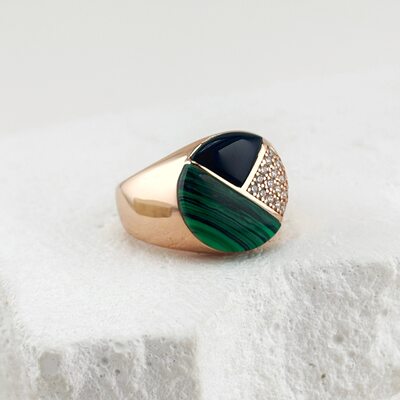 Кольцо с фианитами, малахитом и ониксом из серебра 925 пробы с позолотой