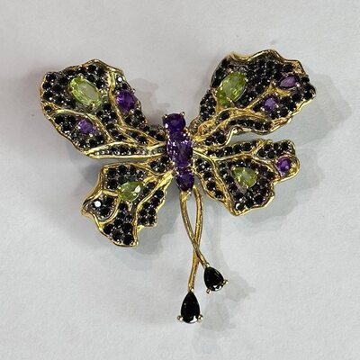 Брошь-подвеска "Бабочка" с перидотом, аметистом и шпинелью из серебра 925 пробы с позолотой
