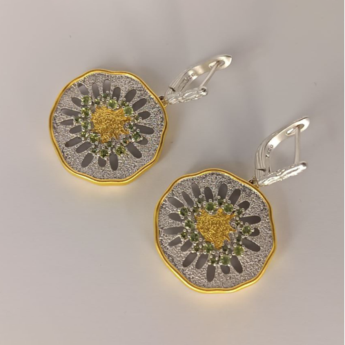 Серьги с перидотом из серебра 925 пробы