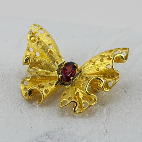 Брошь "Бабочка" с гранатом из серебра 925 пробы с позолотой арт. YP02648_BRP_GR_YG