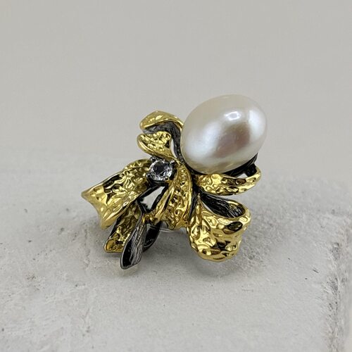 Кольцо с барочным жемчугом и топазом из серебра 925 пробы с позолотой