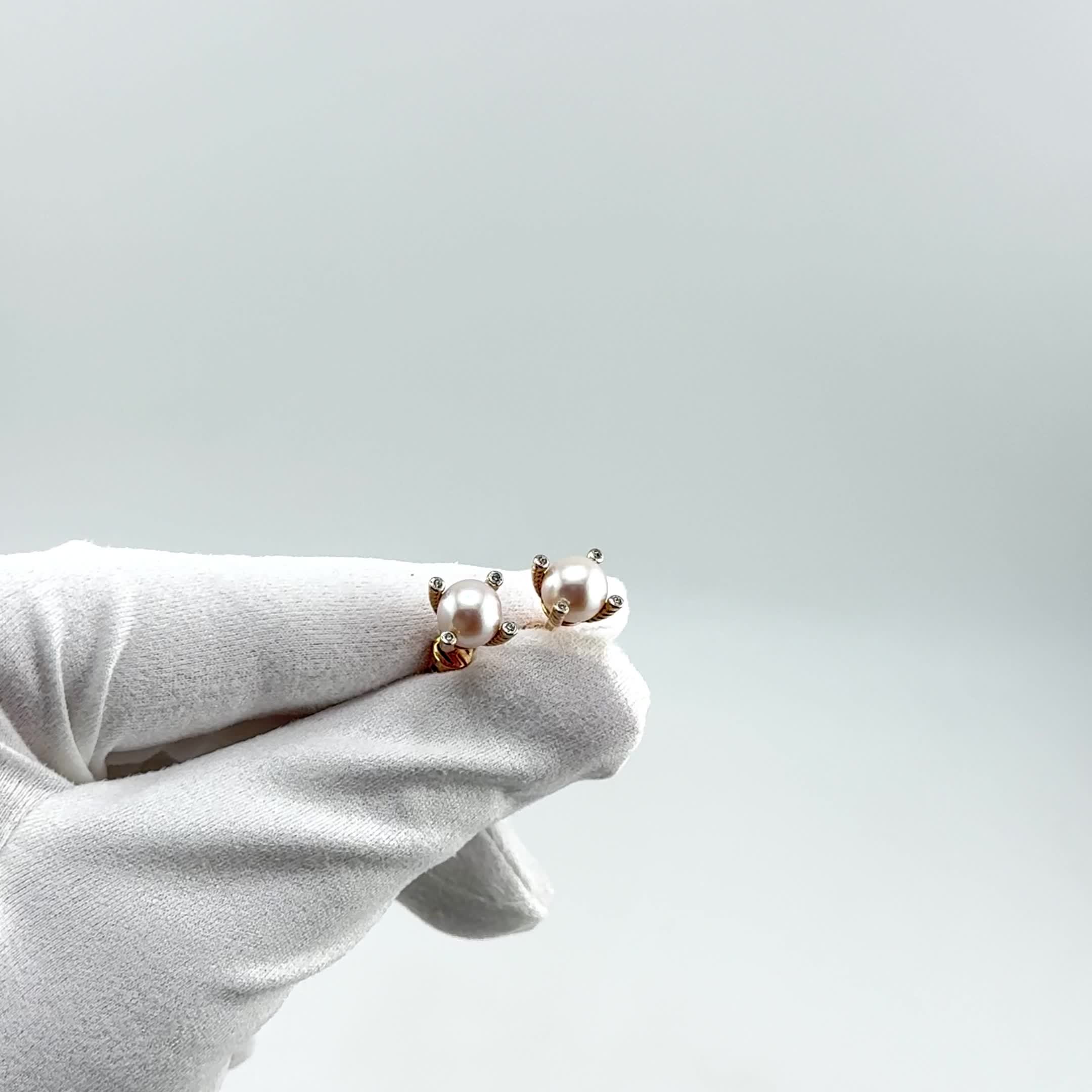 Серьги с фианитами и жемчугом из золота 585 пробы арт. 050052