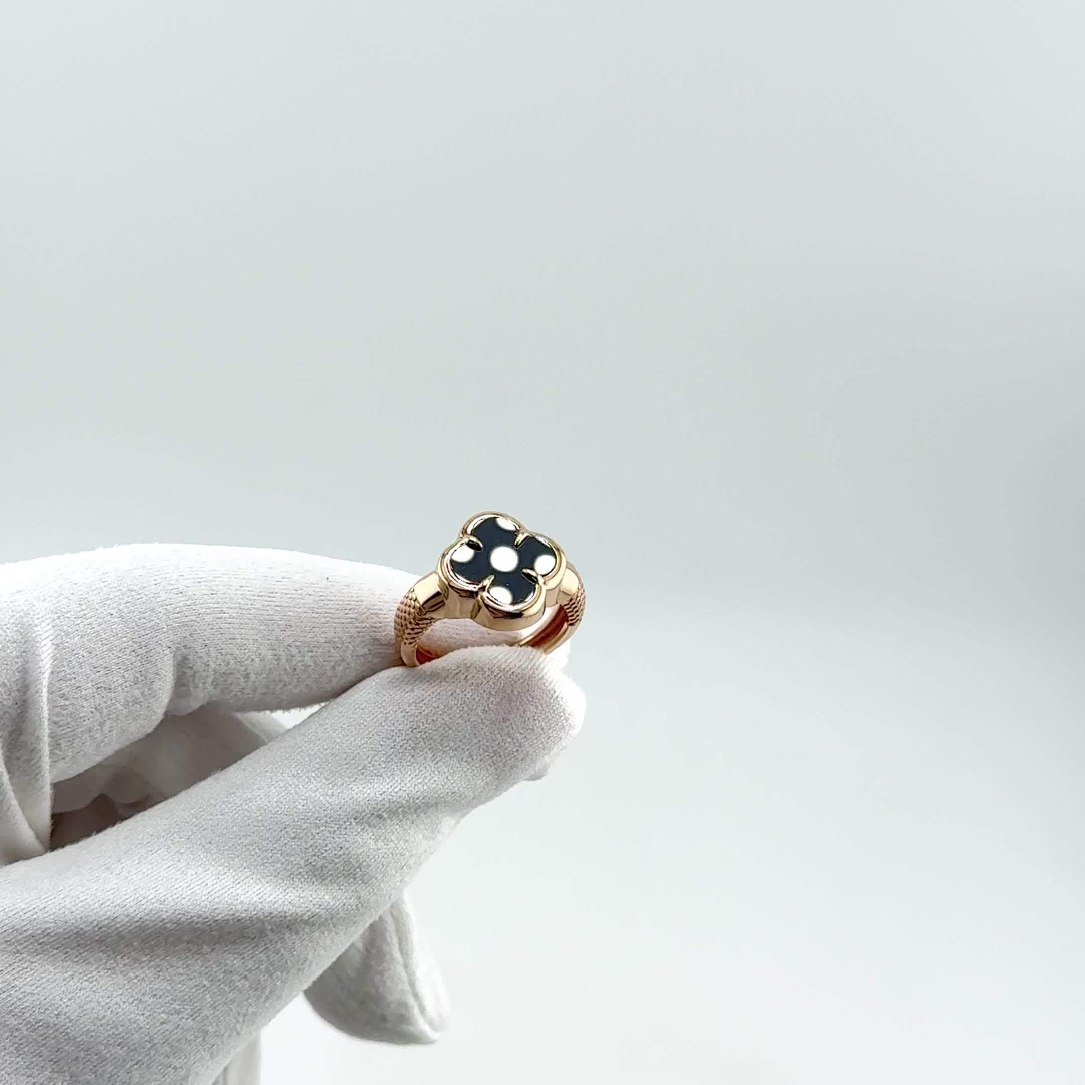 Кольцо "Клевер" с ониксом из золота 585 пробы арт. 110111