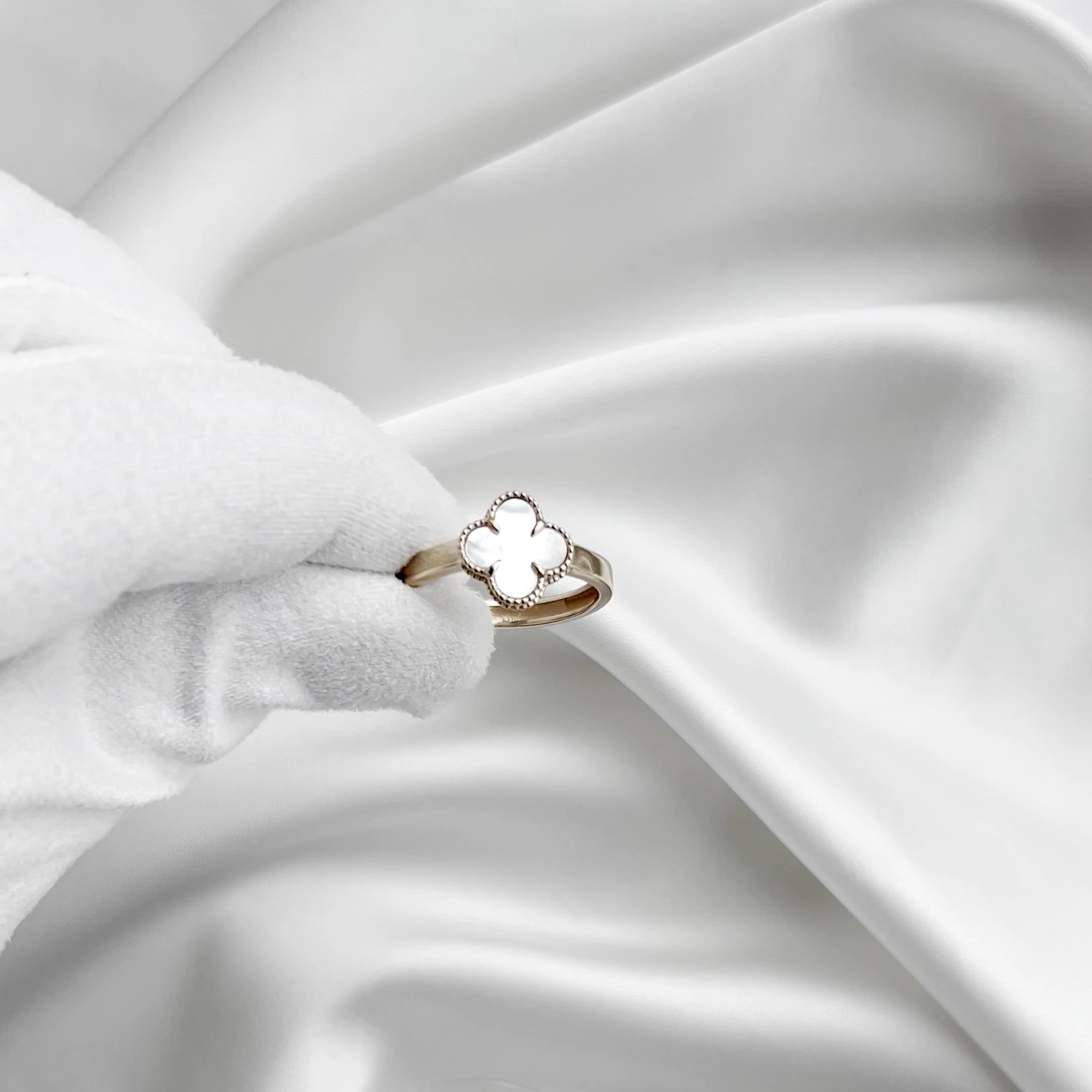 Кольцо "Клевер" с перламутром из золота 585 пробы арт. 110421п