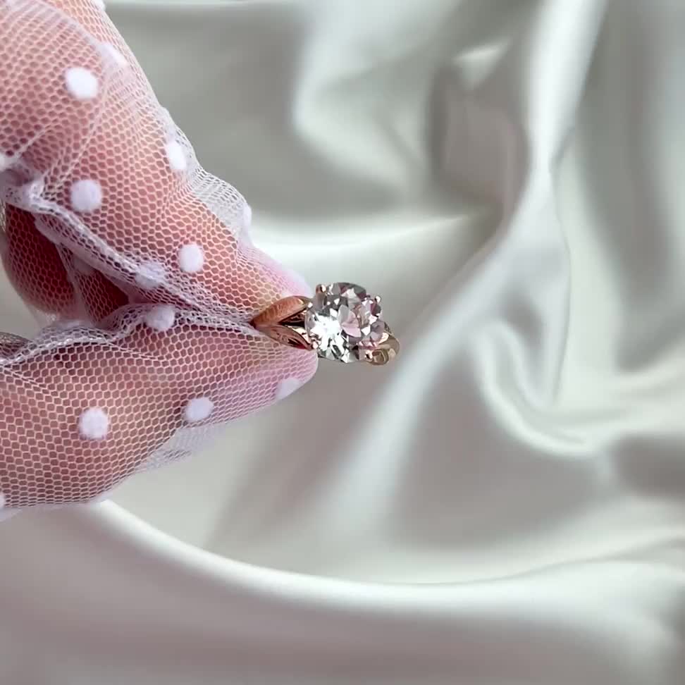 Кольцо со вставкой из горного хрусталя из золота 585 пробы арт. 11803319