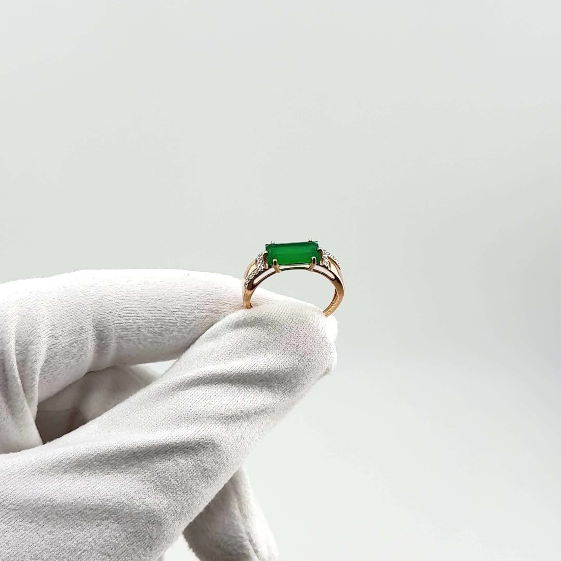 Кольцо с ониксом и фианитами из золота 585 пробы арт. 11803355