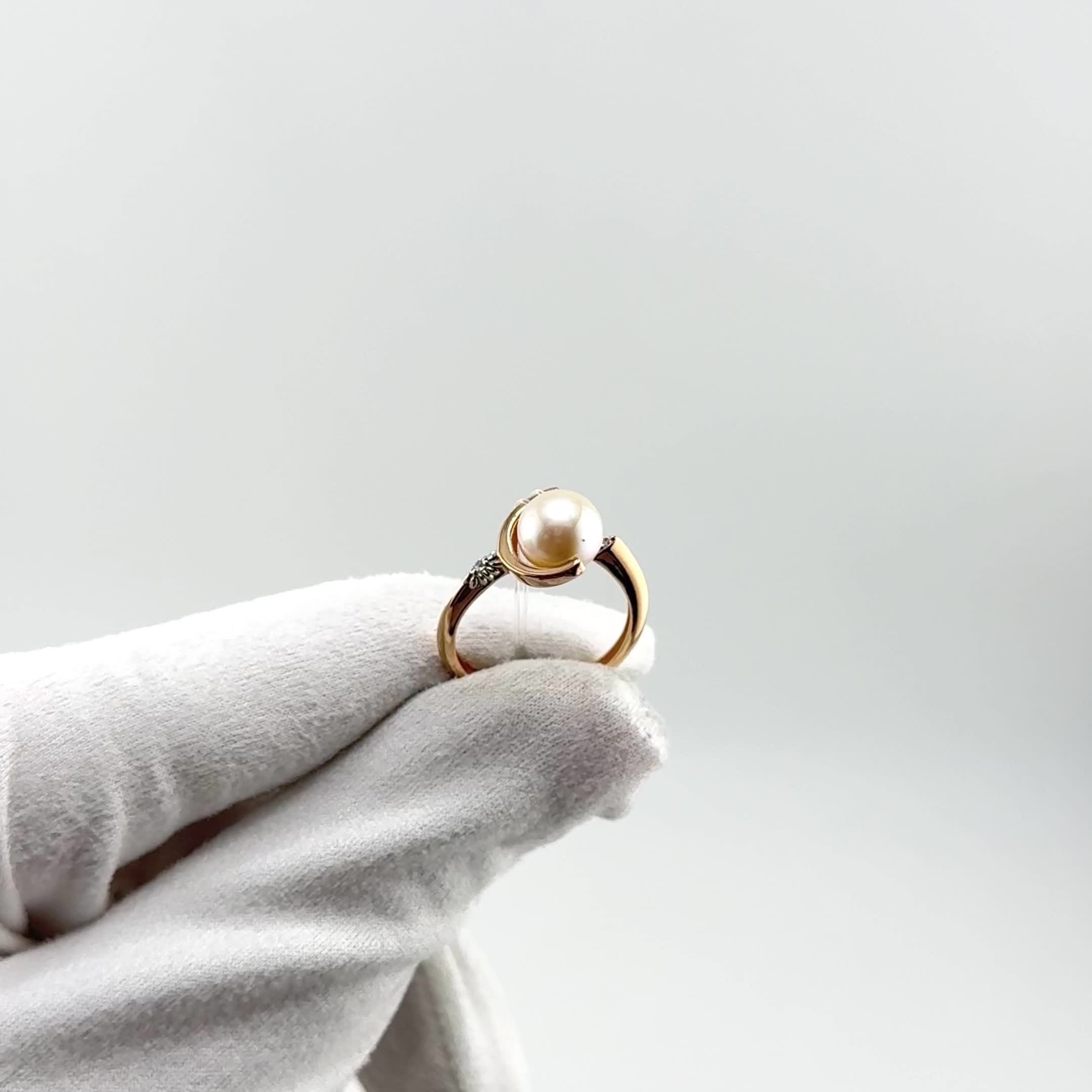 Кольцо с жемчугом и фианитами из золота 585 пробы арт. 11804498