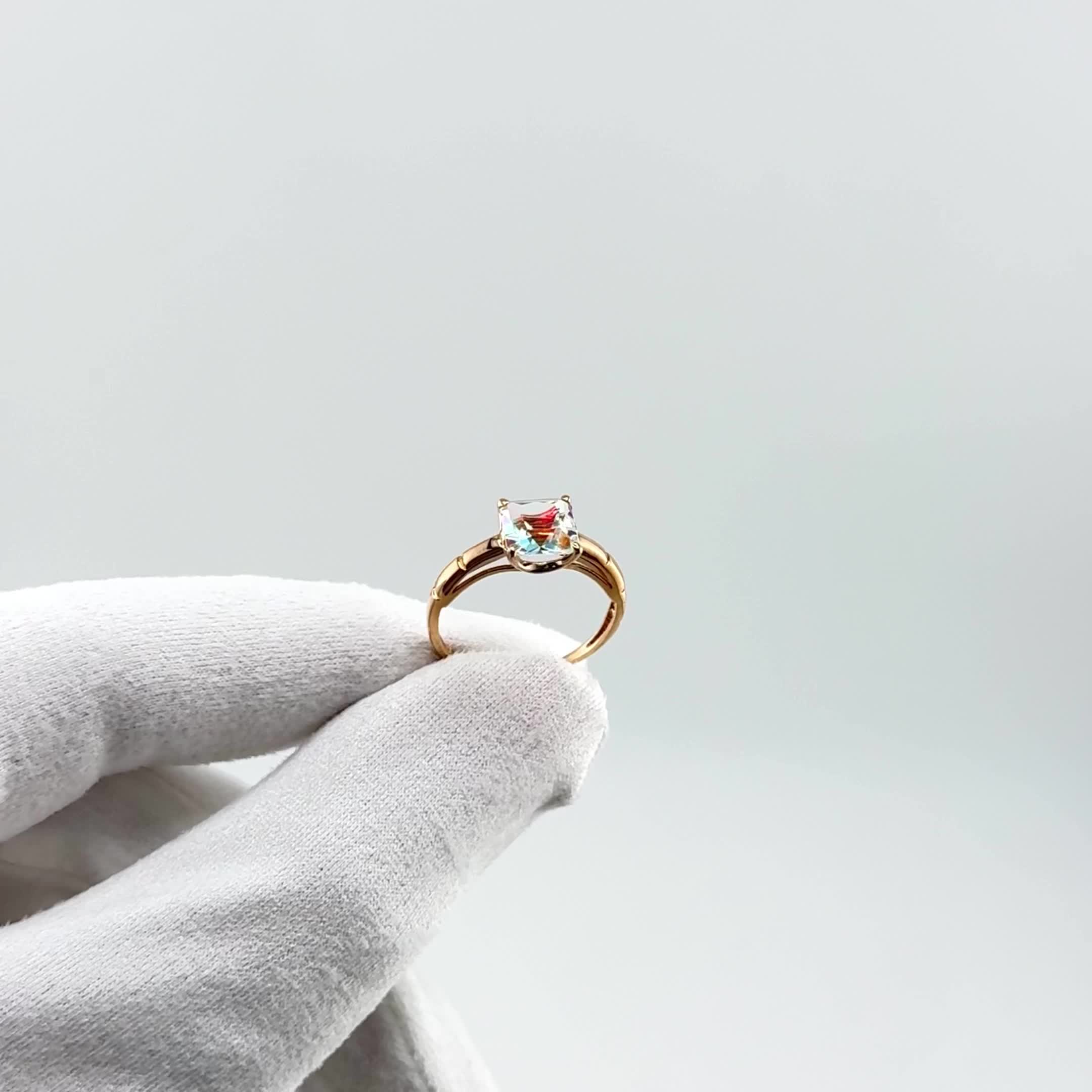 Кольцо с радужным кварцем из золота 585 пробы арт. 11804562