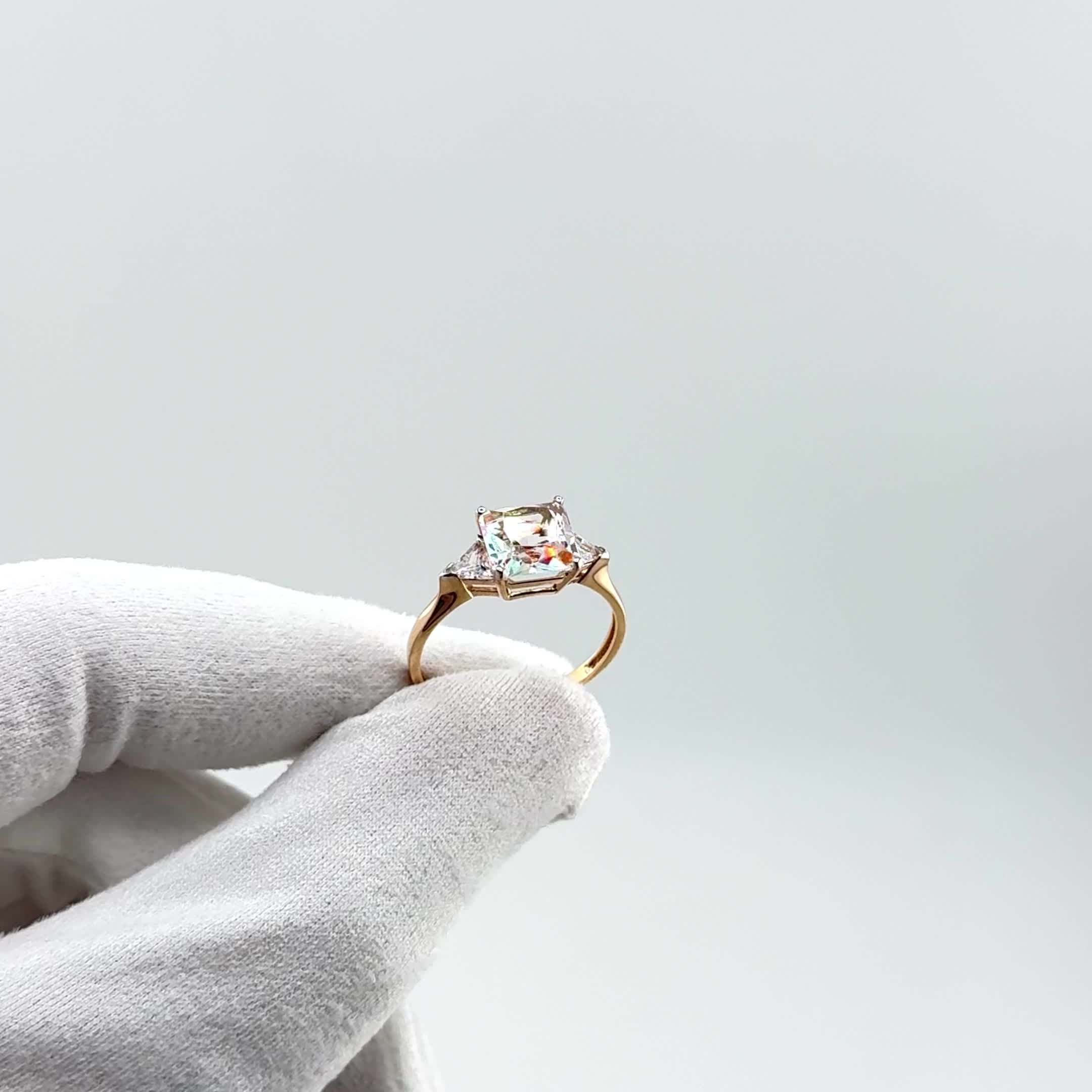 Кольцо с кварцем и фианитами из золота 585 пробы арт. 11805484