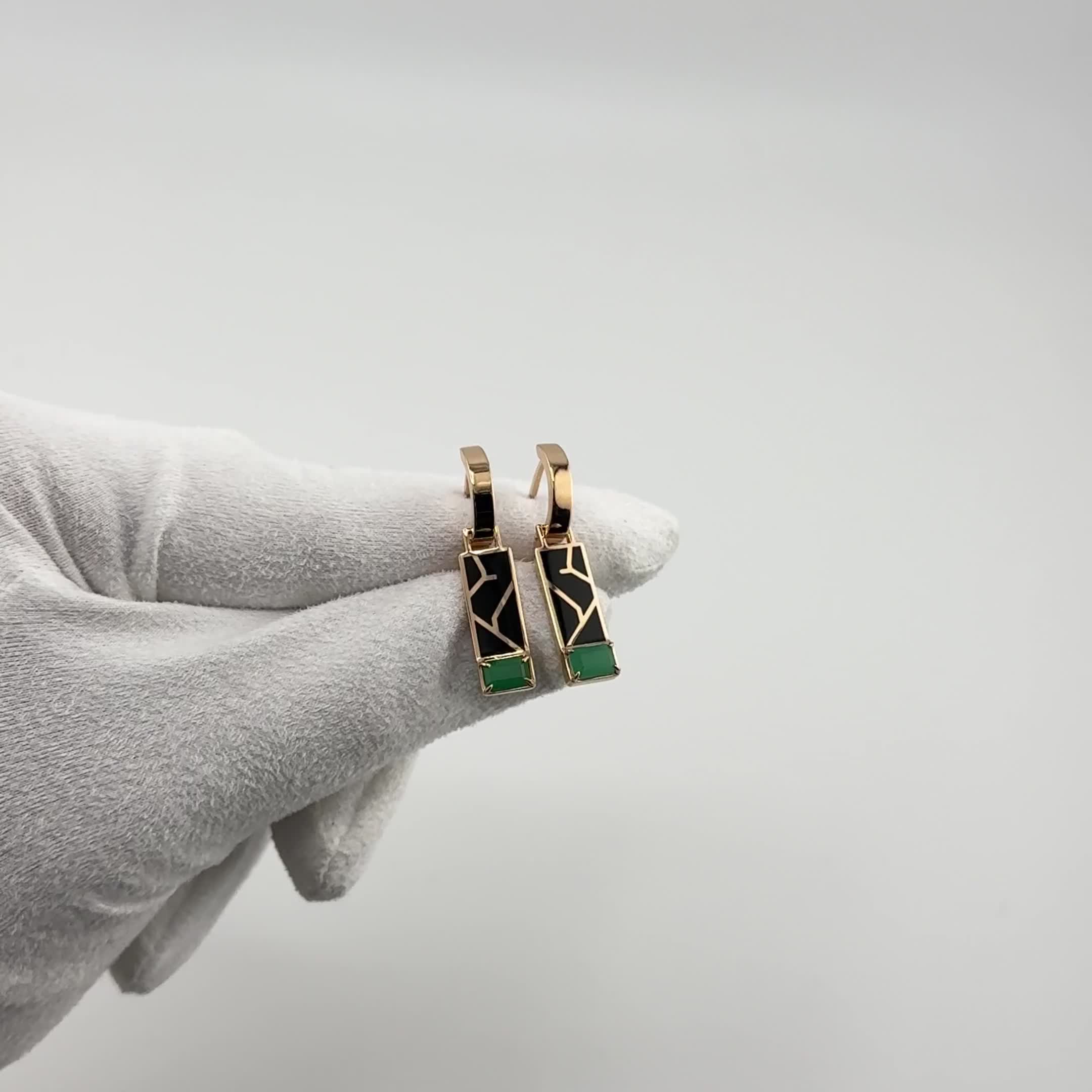 Серьги с изумрудами из золота 585 пробы арт. 12-01921-1202