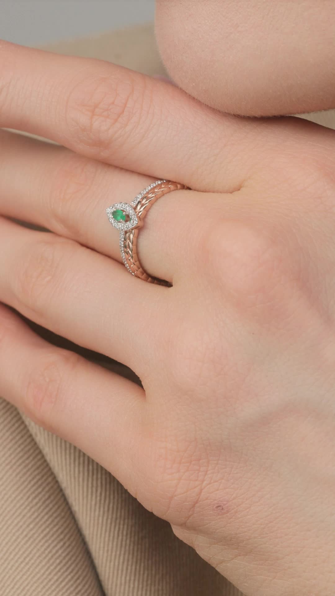 Кольцо с изумрудом и бриллиантами из золота 585 пробы арт. 14369-101