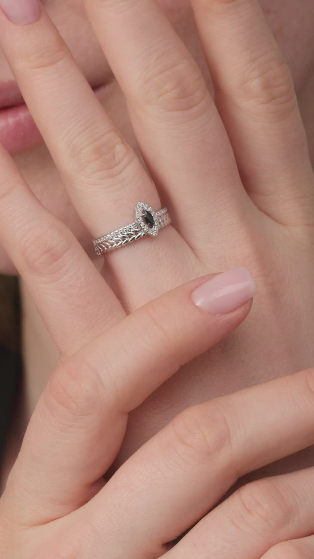 Кольцо с сапфиром и бриллиантами из белого золота 585 пробы арт. 14369-202