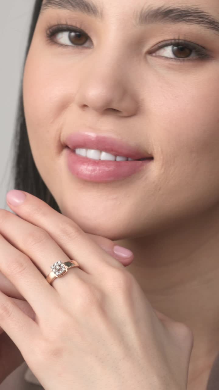 Кольцо с бриллиантами из золота 585 пробы арт. 15337-100