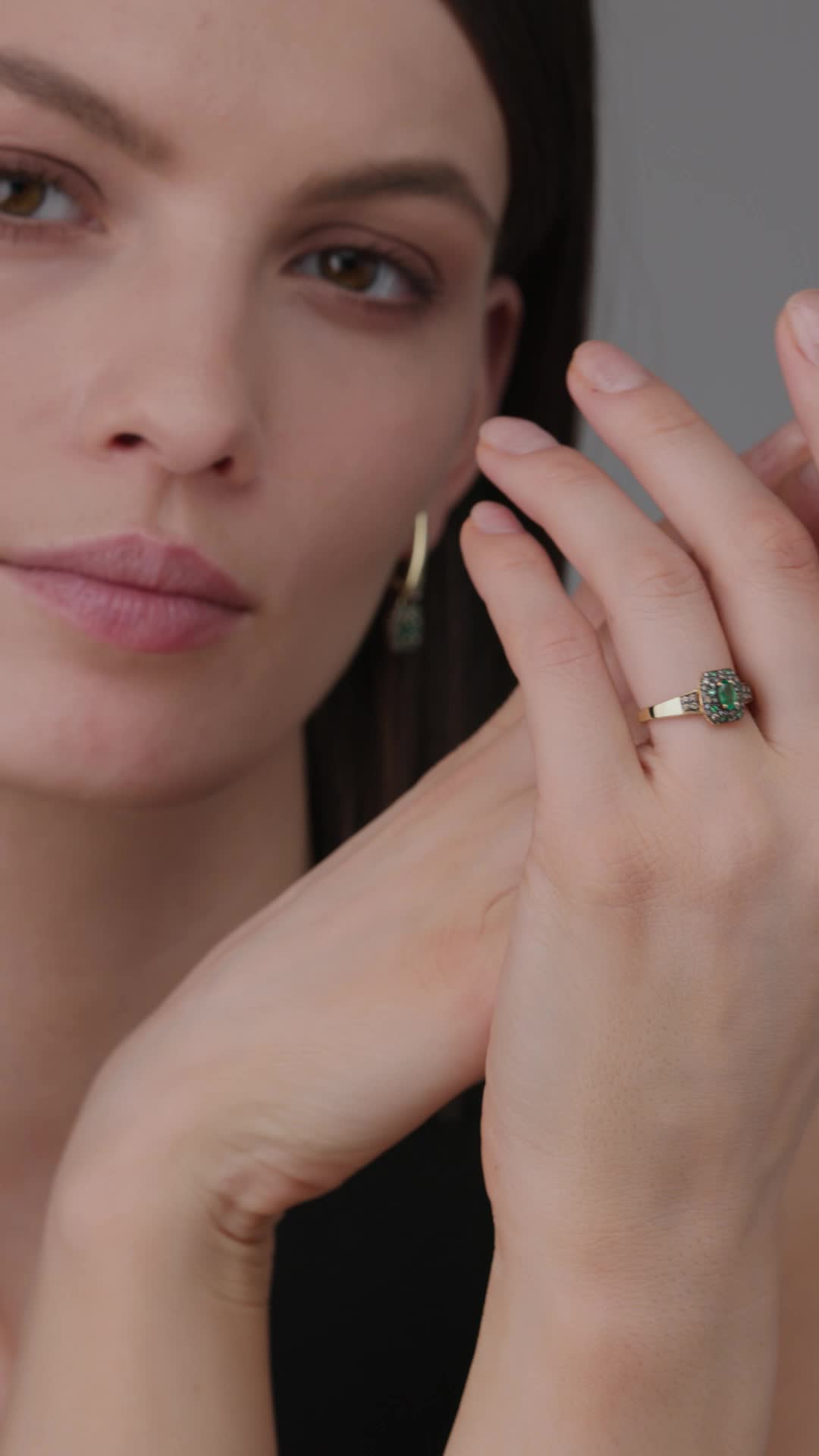 Кольцо с изумрудами и бриллиантами из золота 585 пробы арт. 15752-365