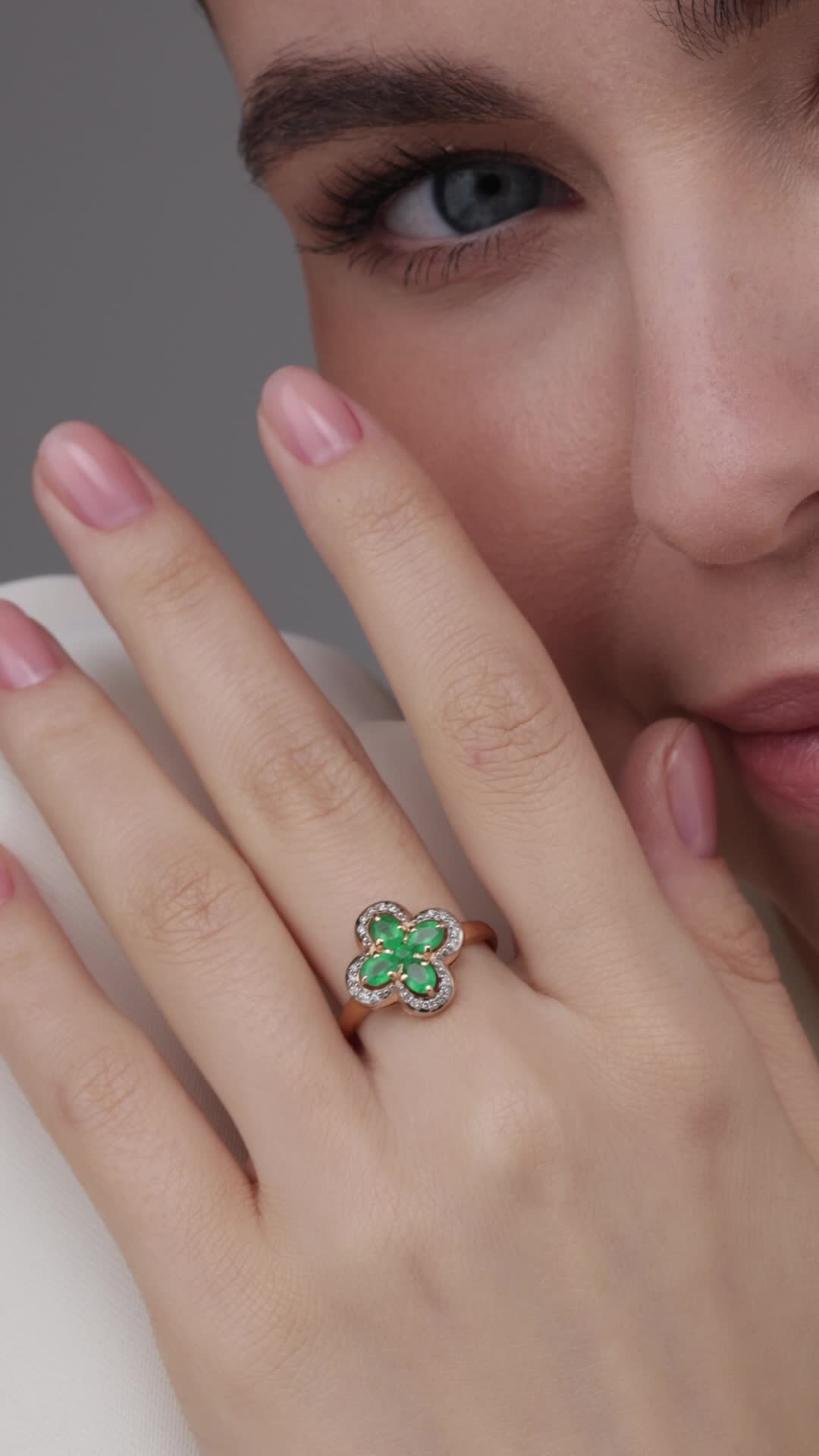 Кольцо "Клевер" с изумрудами  и бриллиантами из золота 585 пробы арт. 16141-101