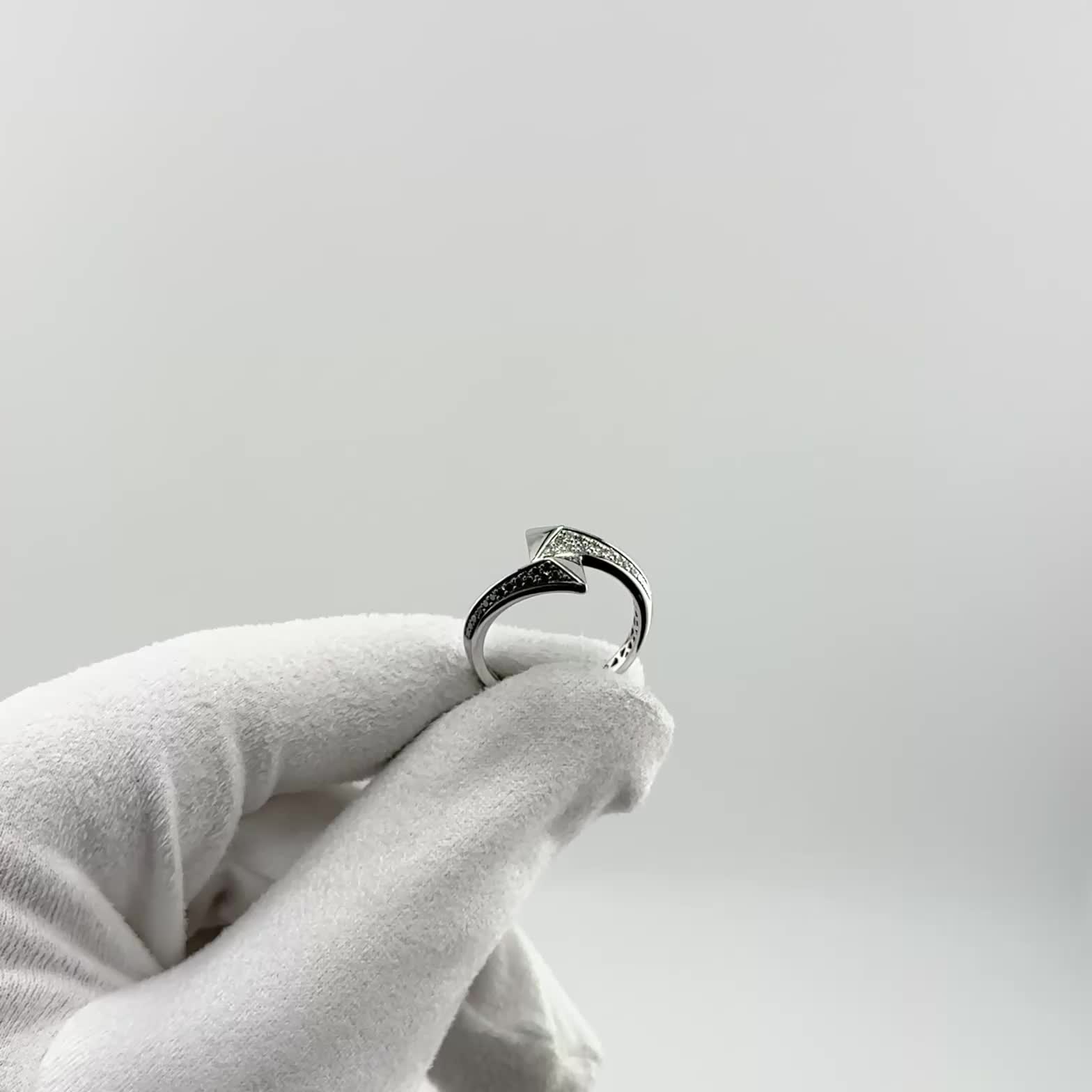 Кольцо с бриллиантами из белого золота 585 пробы арт. 16211-213