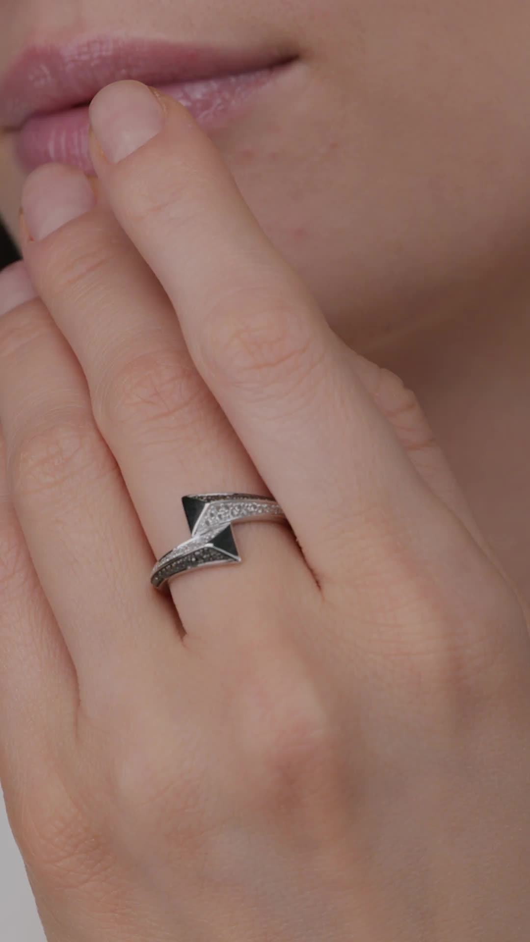 Кольцо с бриллиантами из белого золота 585 пробы арт. 16211-213