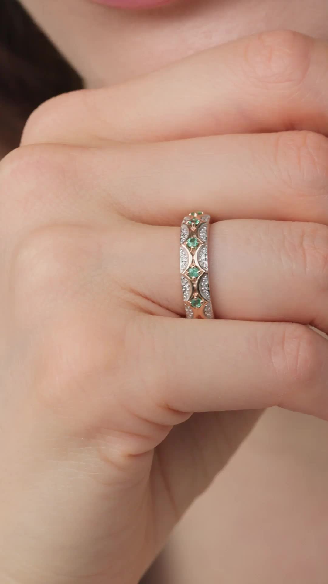 Кольцо с бриллиантами и изумрудами из золота 585 пробы арт. 16451-101