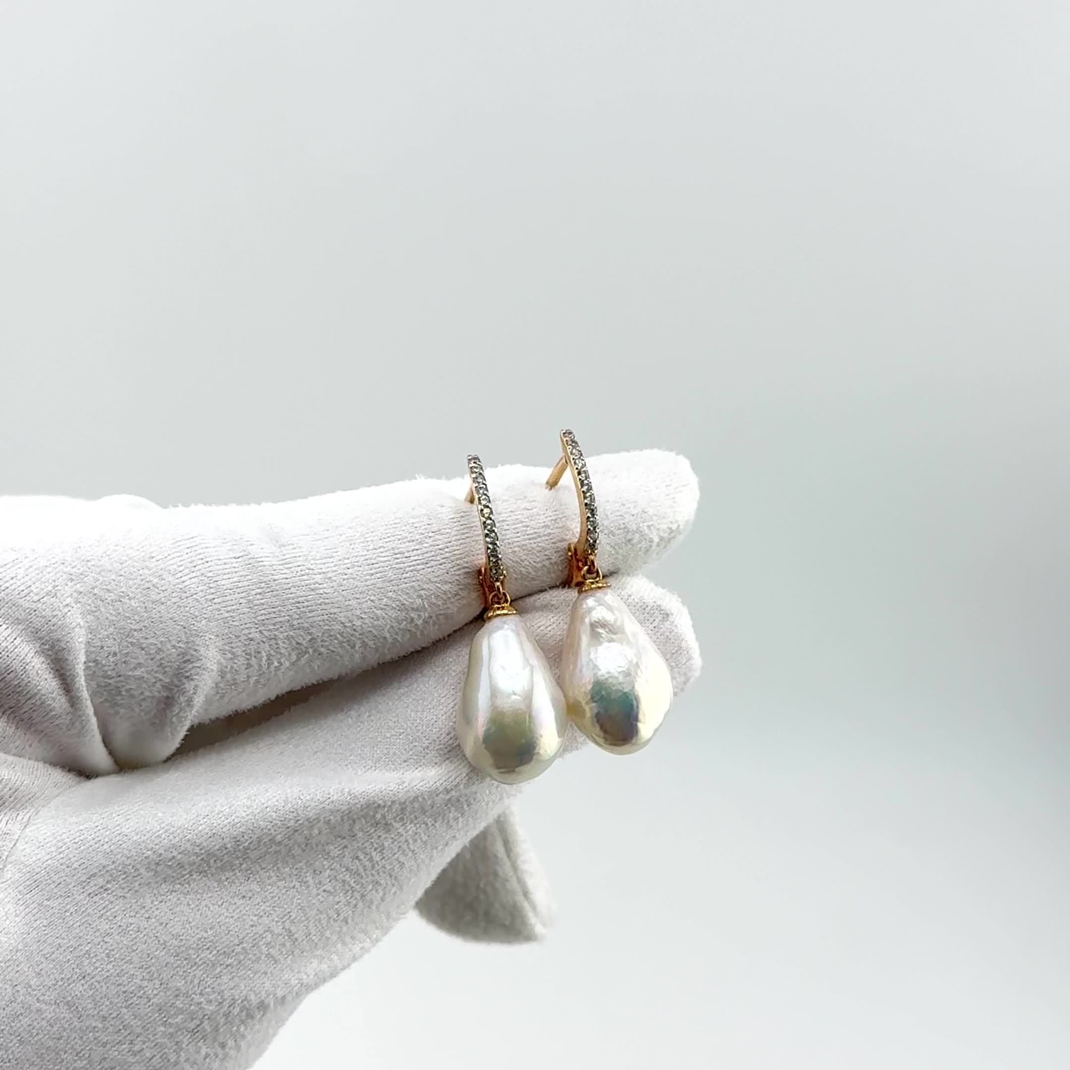 Серьги с барочным жемчугом и фианитами из золота 585 пробы арт. 21801907