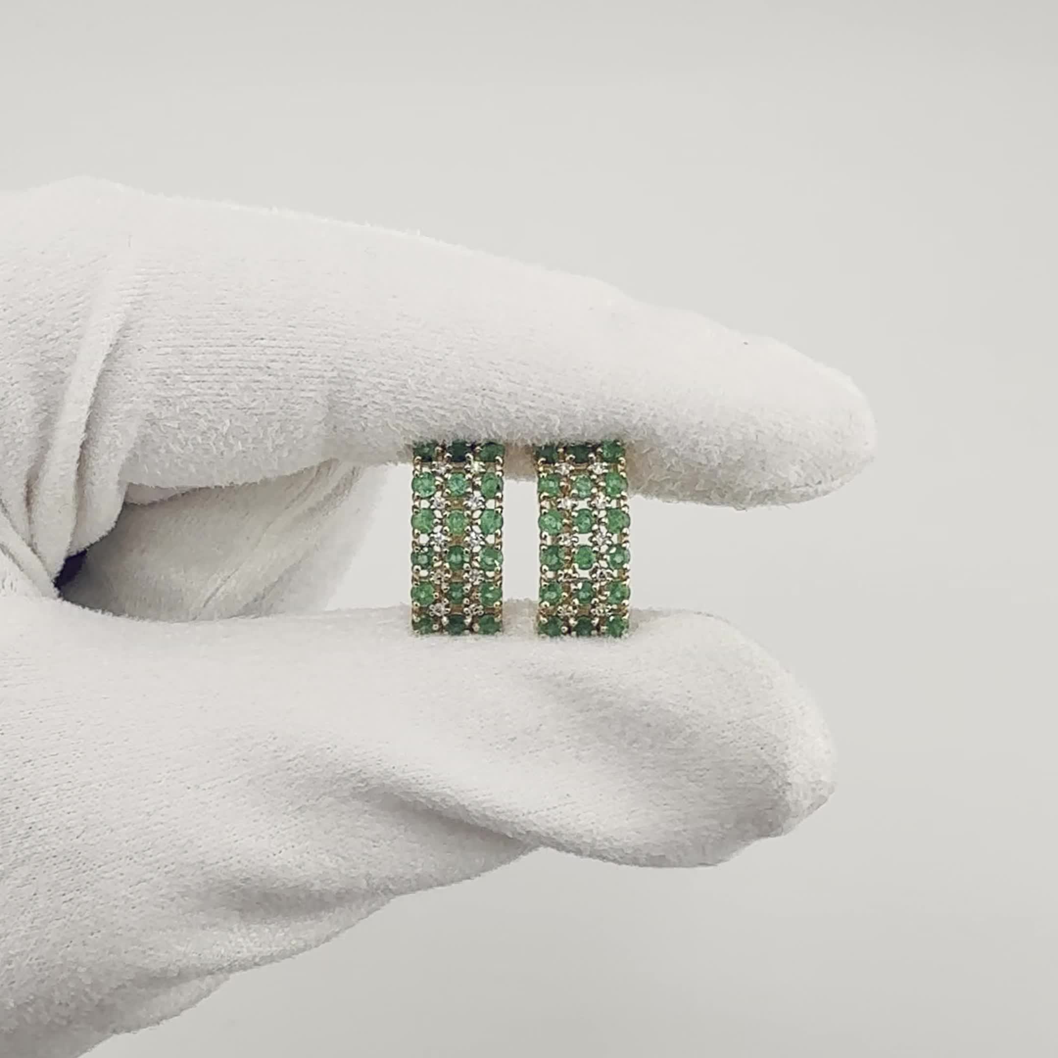 Серьги с изумрудами и бриллиантнами из золота 585 пробы арт. 25659-101