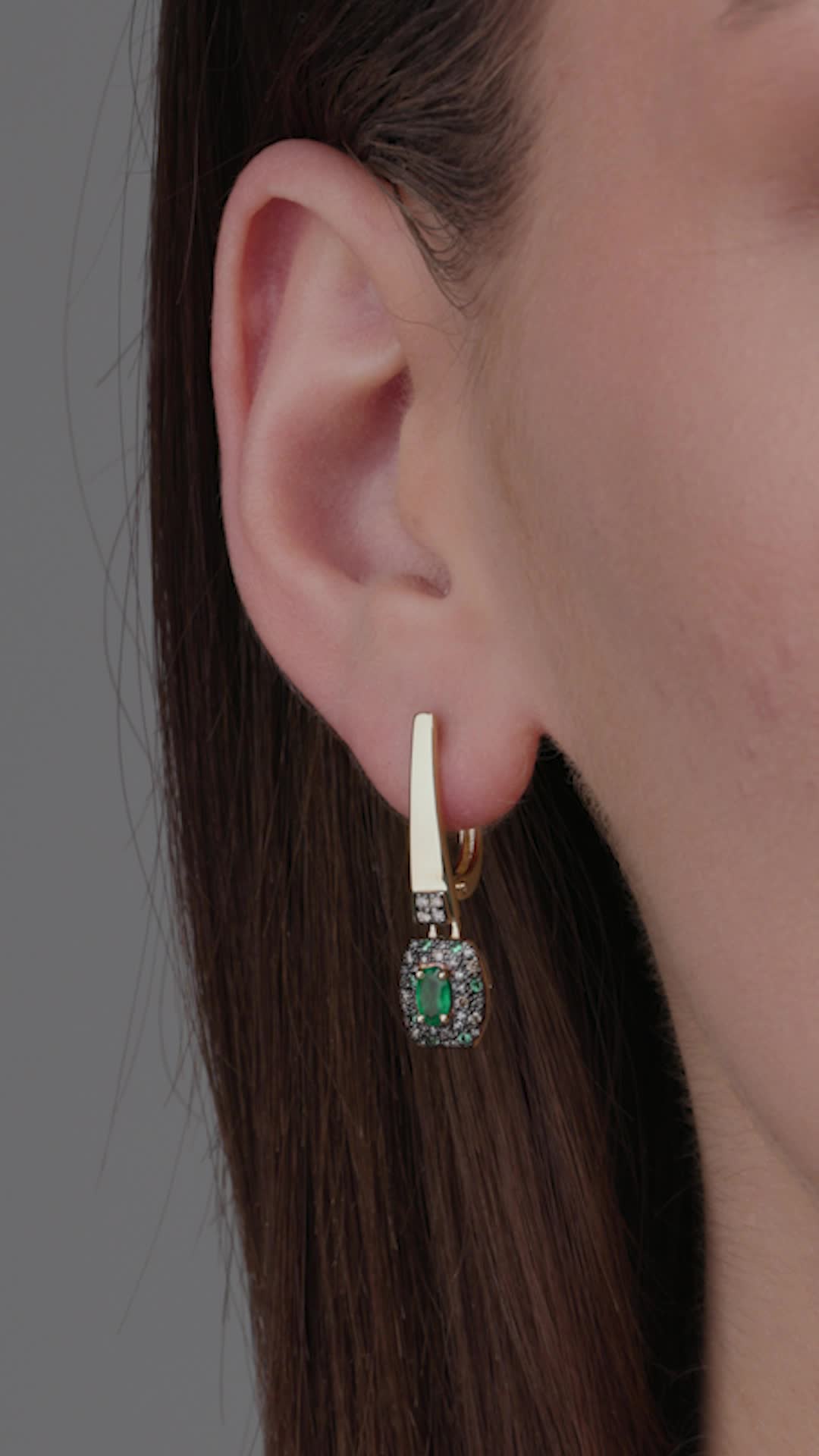 Серьги с изумрудами и бриллиантами из золота 585 пробы арт. 25752-365