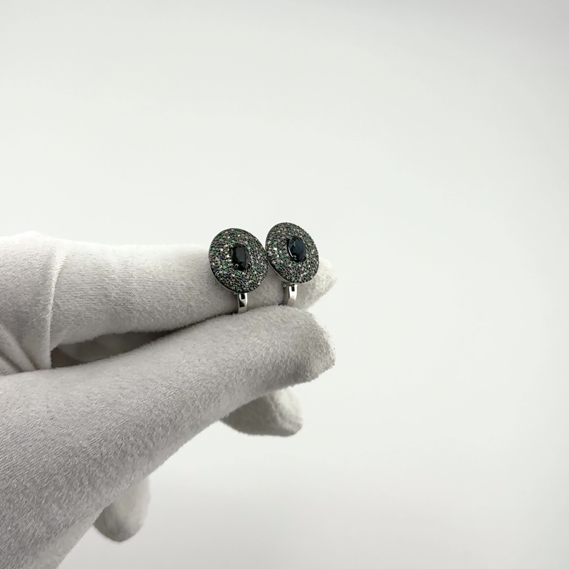 Серьги с сапфирами, бриллиантами и изумрудами из белого золота 585 пробы арт. 25769-273