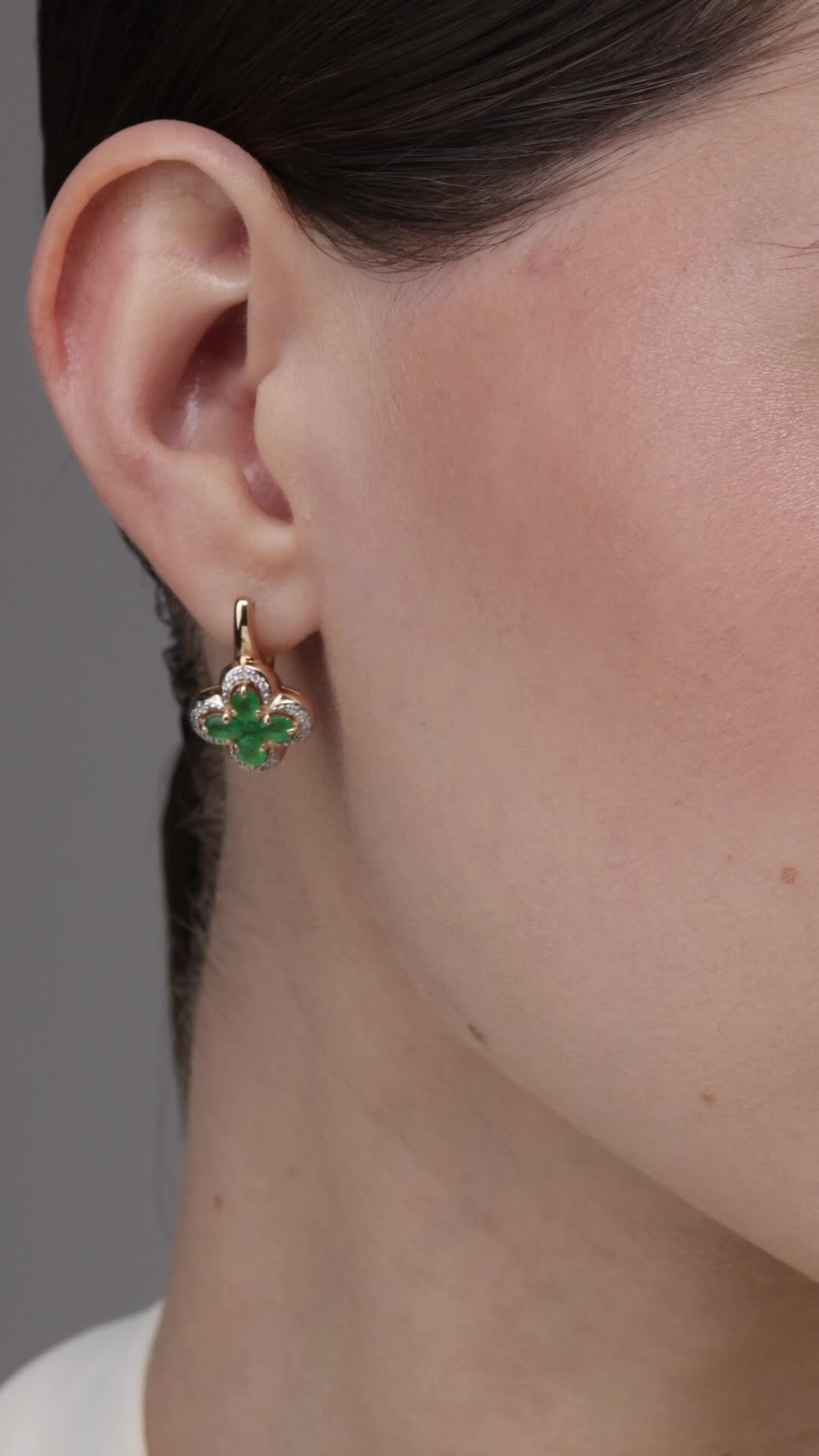 Серьги с изумрудами и бриллиантами из золота 585 пробы арт. 26141-101