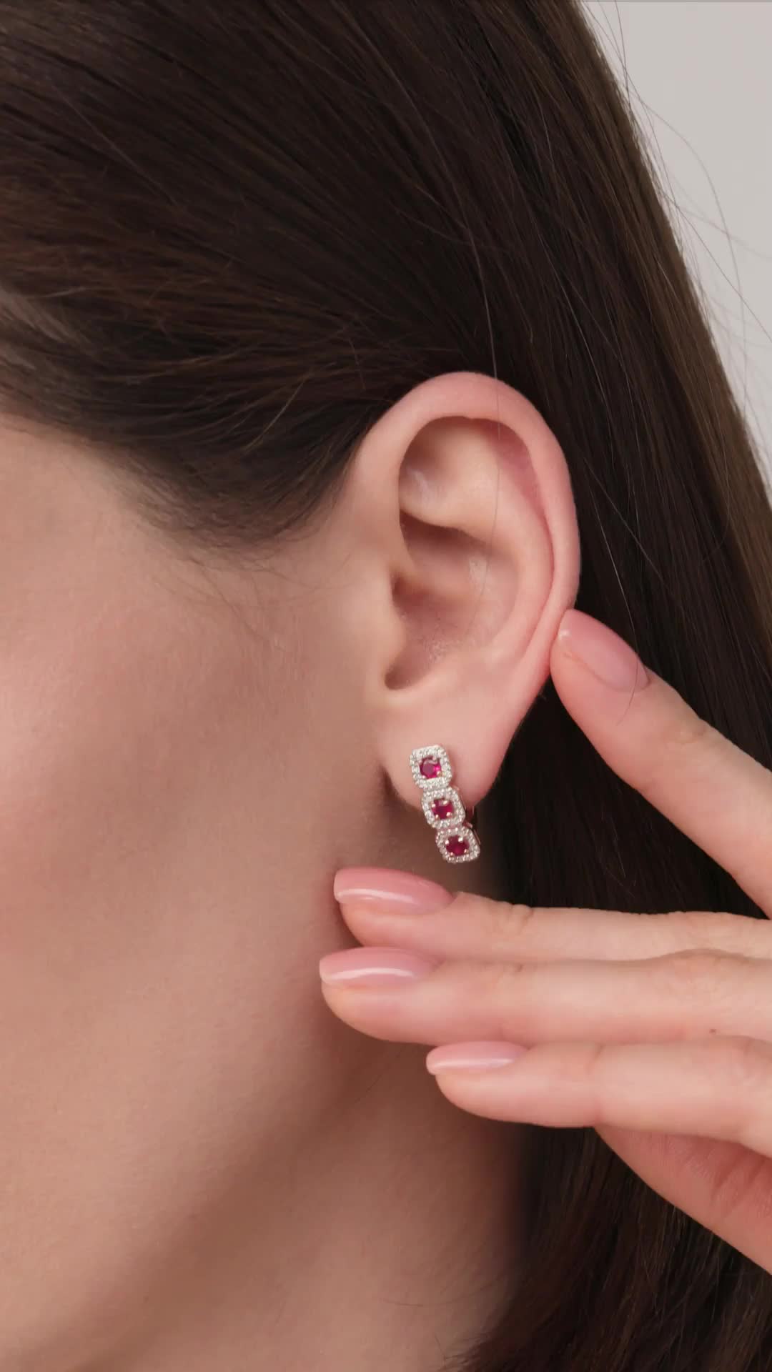 Серьги с рубинами и бриллиантами из золота 585 пробы арт. 26452-103