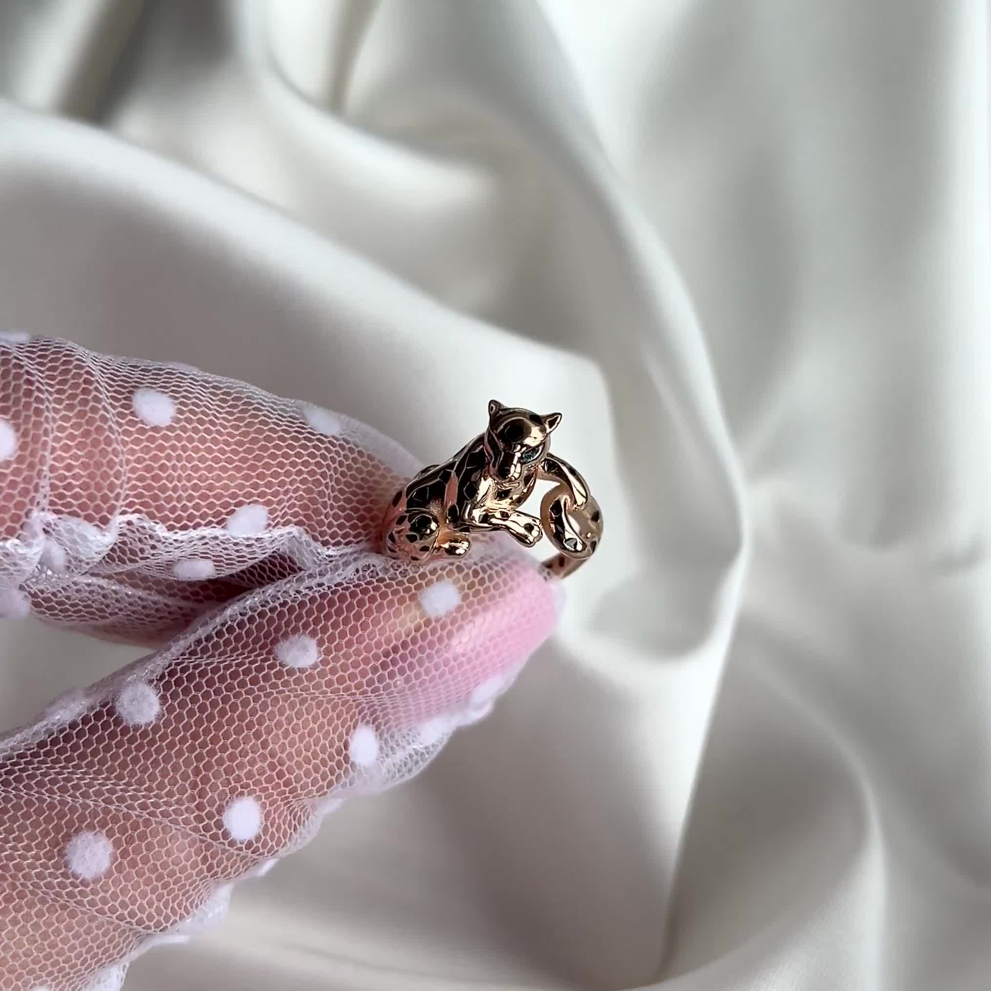 Кольцо "Пантера" с изумрудами и эмалью из золота 585 пробы арт. 3010696