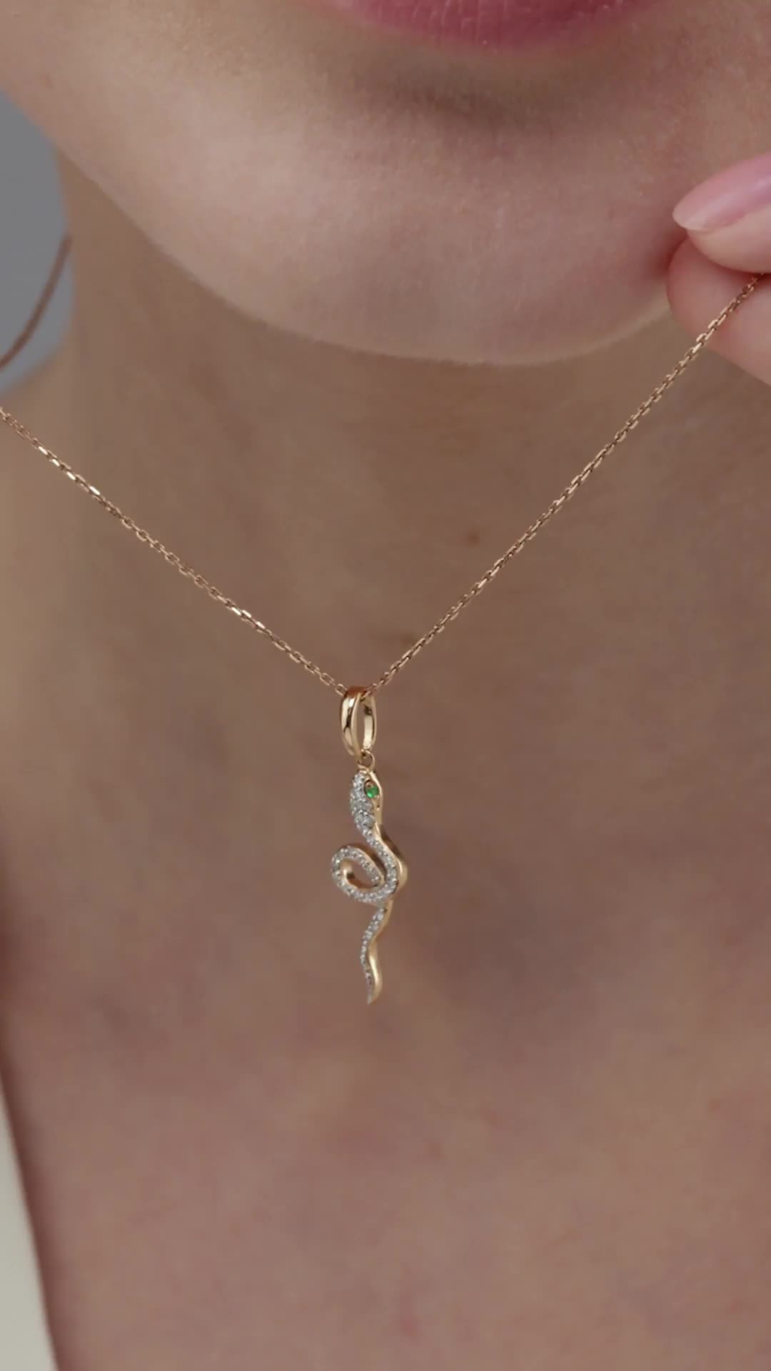 Подвеска "Змея" с изумрудами и бриллиантами из золота 585 пробы арт. 36009-101