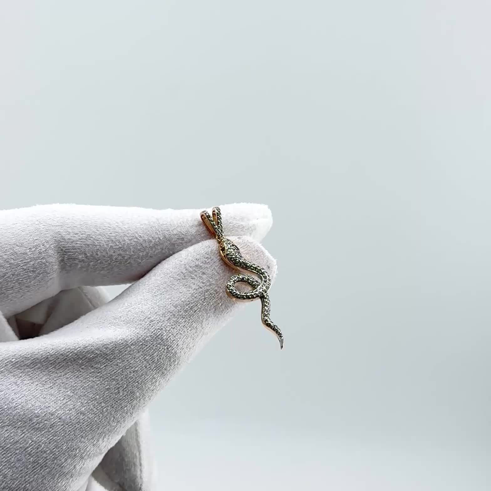 Подвеска "Змея" с изумрудами и бриллиантами из золота 585 пробы арт. 36024-101