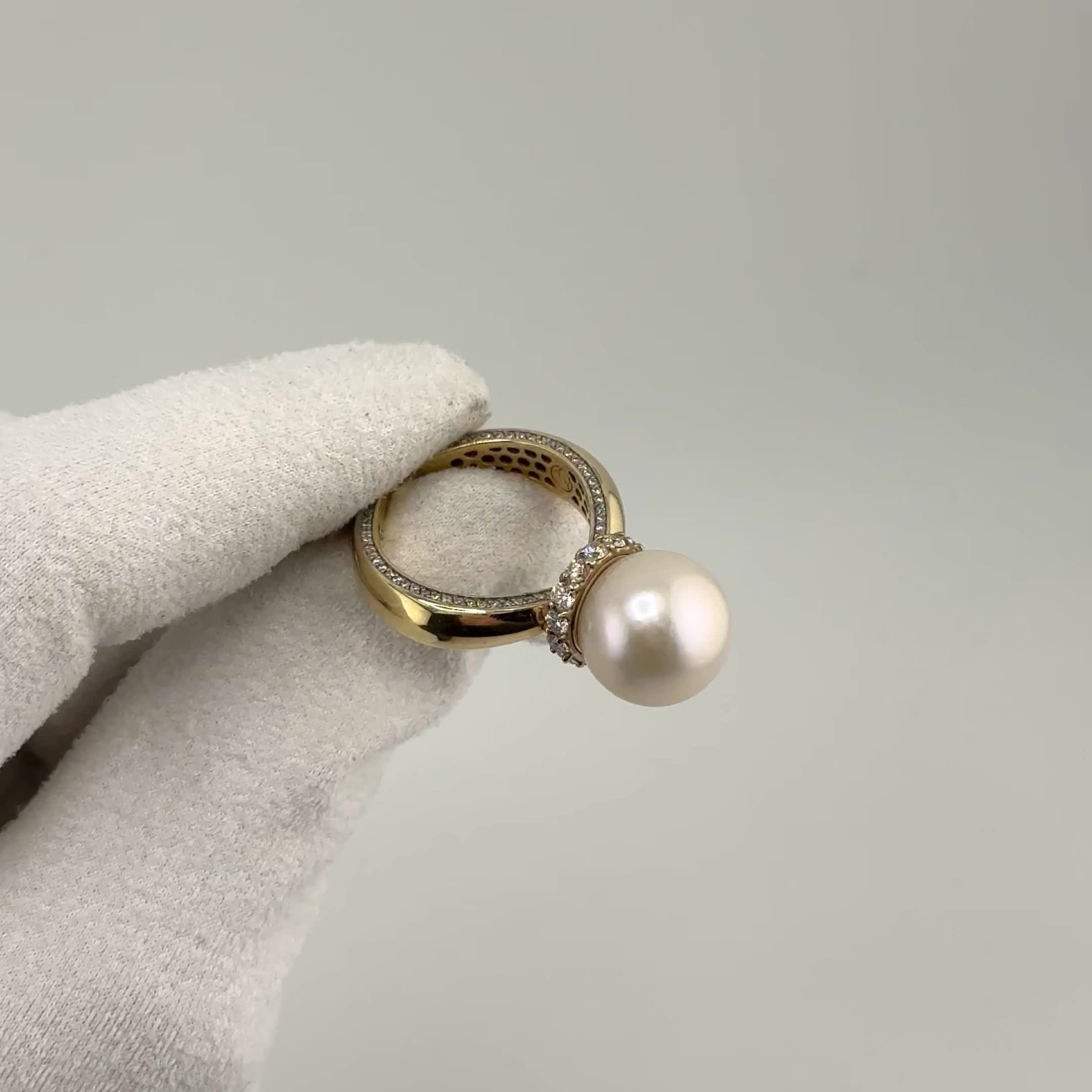 Кольцо с жемчугом и бриллиантами из желтого золота 585 пробы арт. 41019.8БрYEd1D13