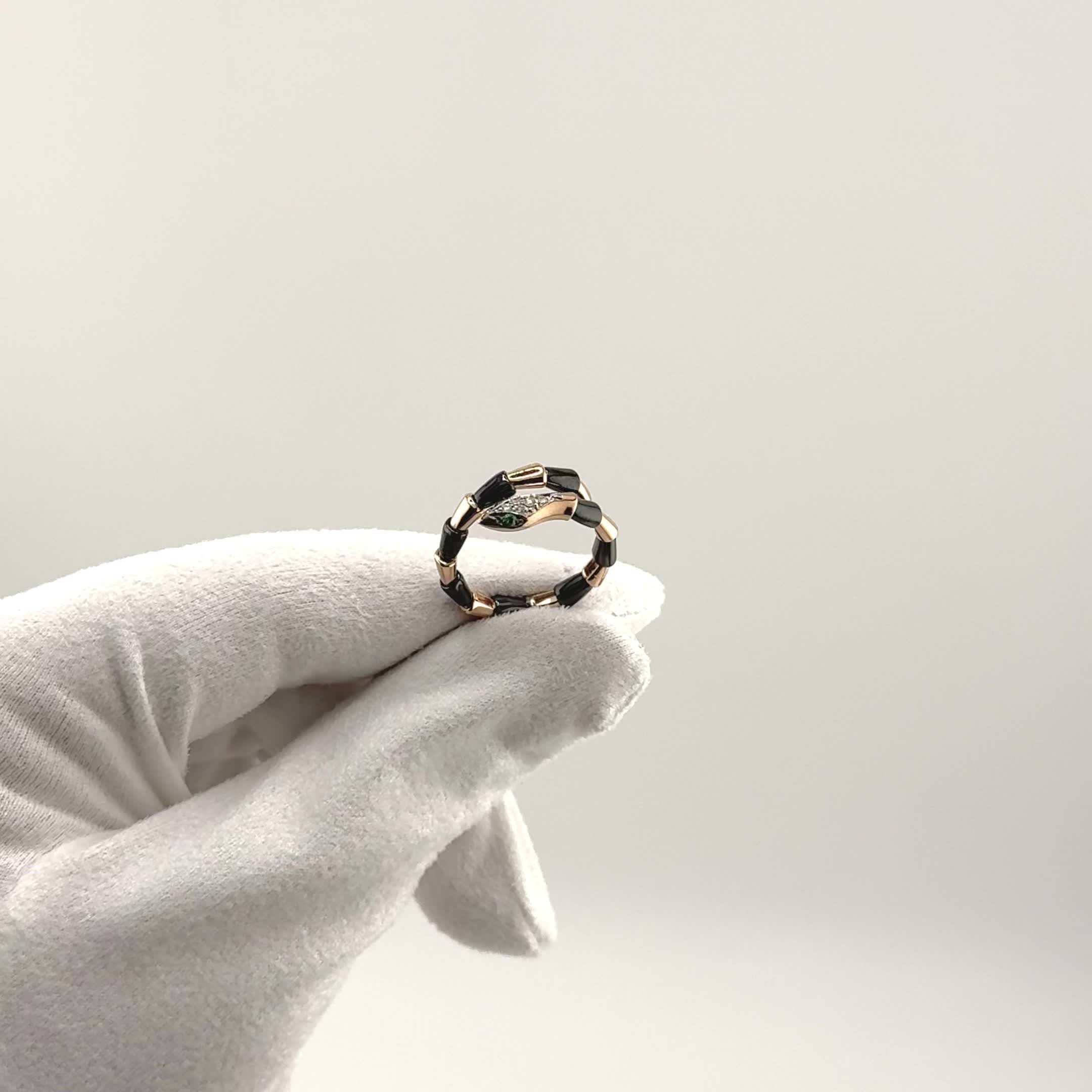 Кольцо "Змея" с бриллиантами, изумрудами и керамикой из золота 585 пробы арт. 6015132