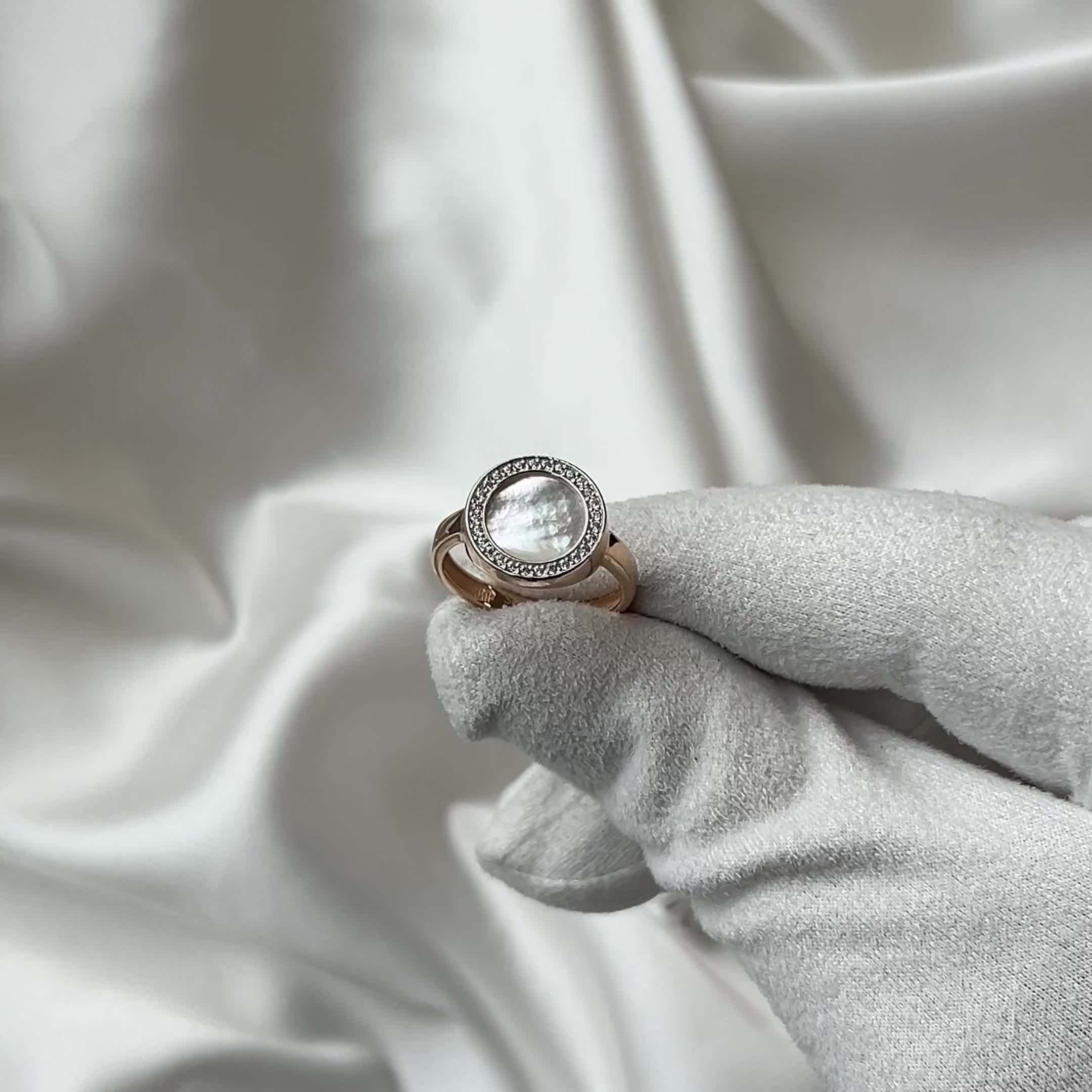 Кольцо с перламутром и фианитами из золота 585 пробы арт. 717104