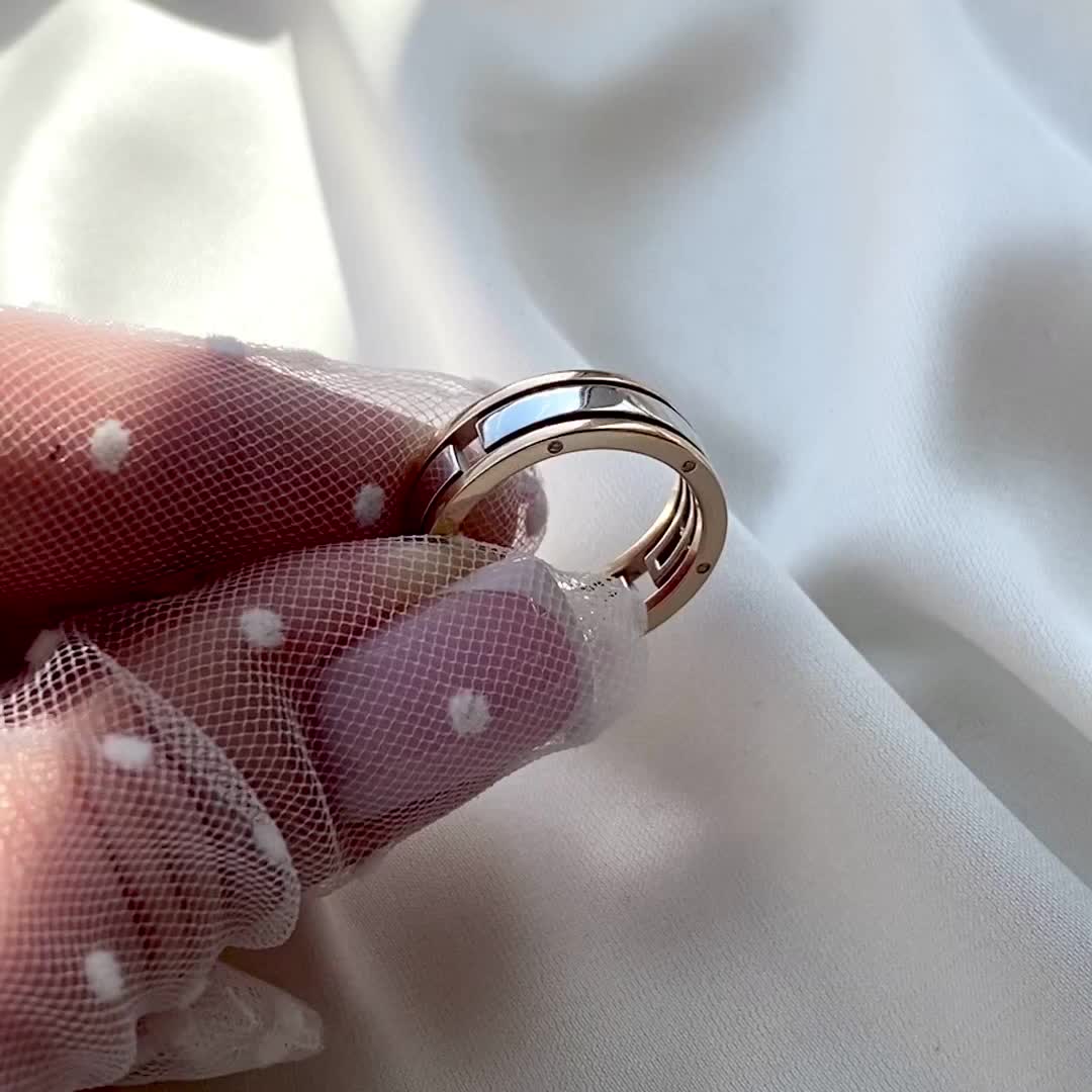 Кольцо c бриллиантами из комбинированного золота 585 пробы арт. 928-110