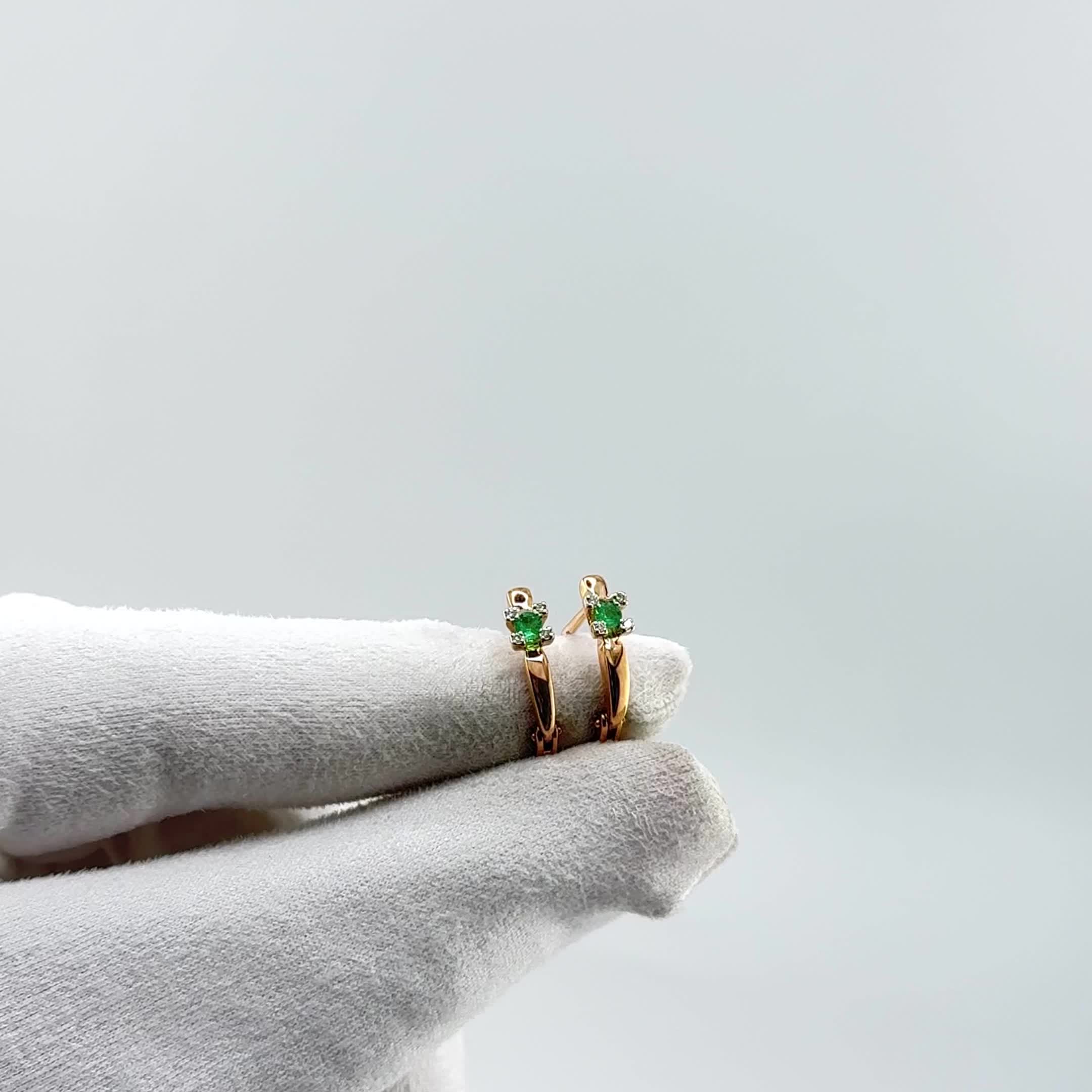 Серьги с изумрудами и бриллиантами из золота 585 пробы арт. 942620к.1