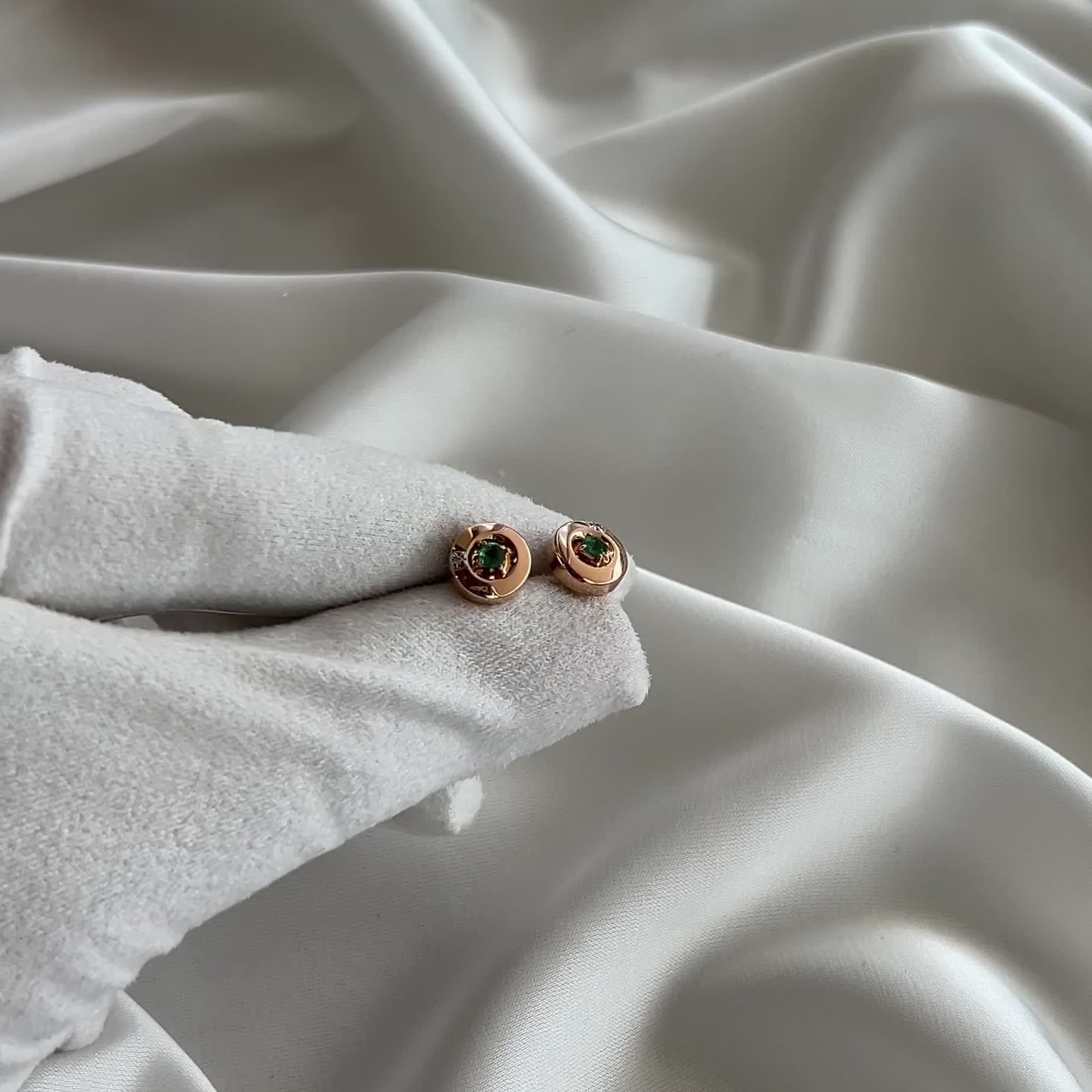 Серьги с изумрудом и бриллиантом из золота 585 пробы арт. 942854к.1