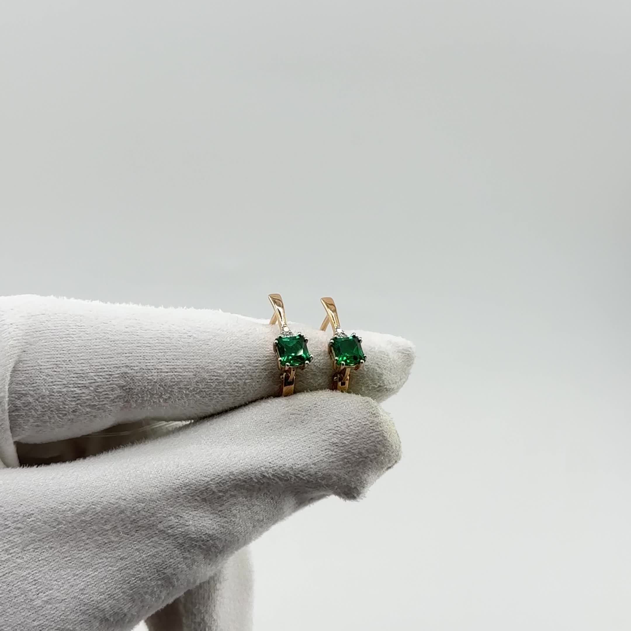 Серьги с изумрудами и бриллиантами из золота 585 пробы арт. 943395.1