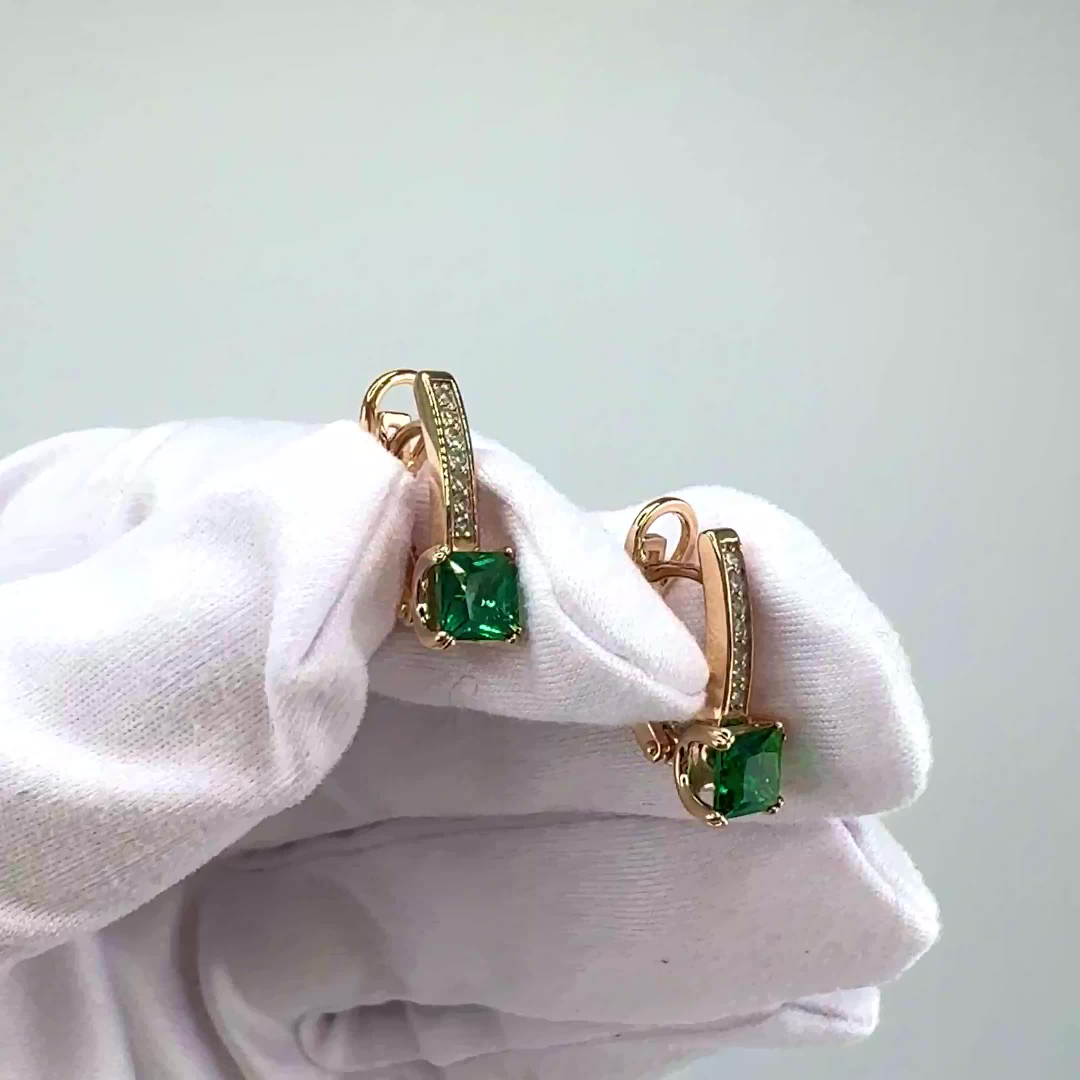 Серьги с изумрудами и бриллиантами из золота 585 пробы арт. 9434845.1