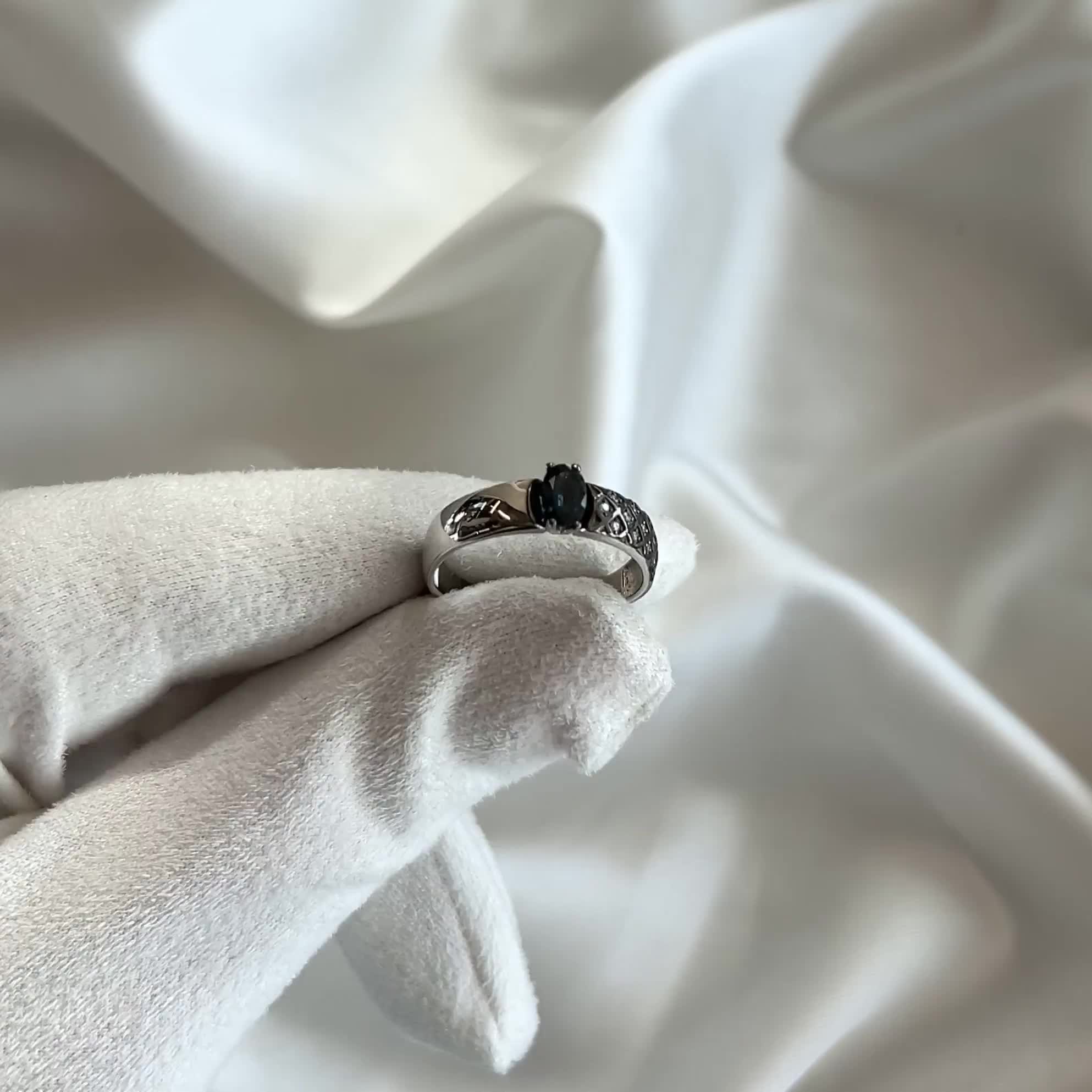 Кольцо с сапфиром и бриллиантами из белого золота 585 пробы арт. 963575.2