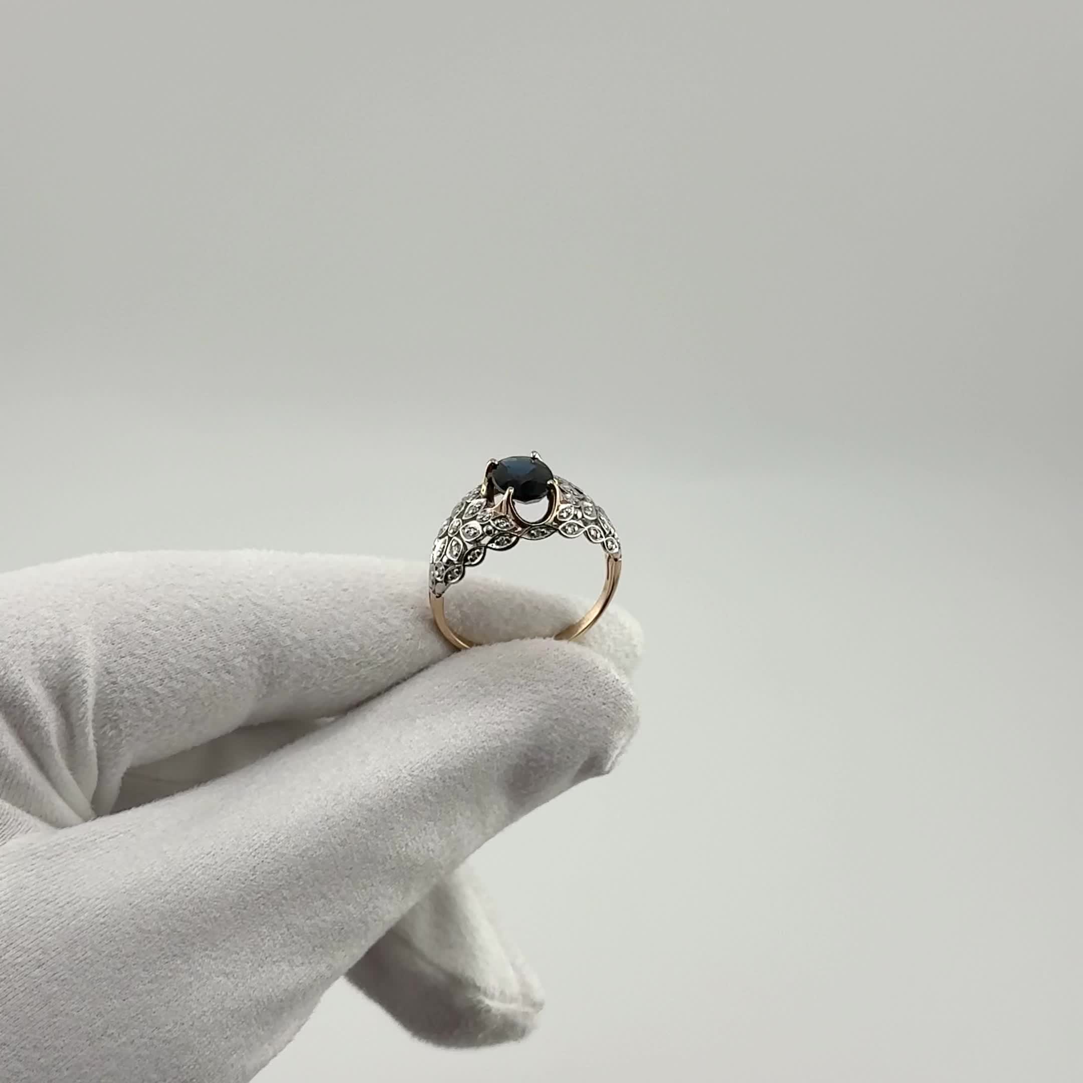 Кольцо с бриллиантами и сапфиром из золота 585 пробы арт. 963975к.1