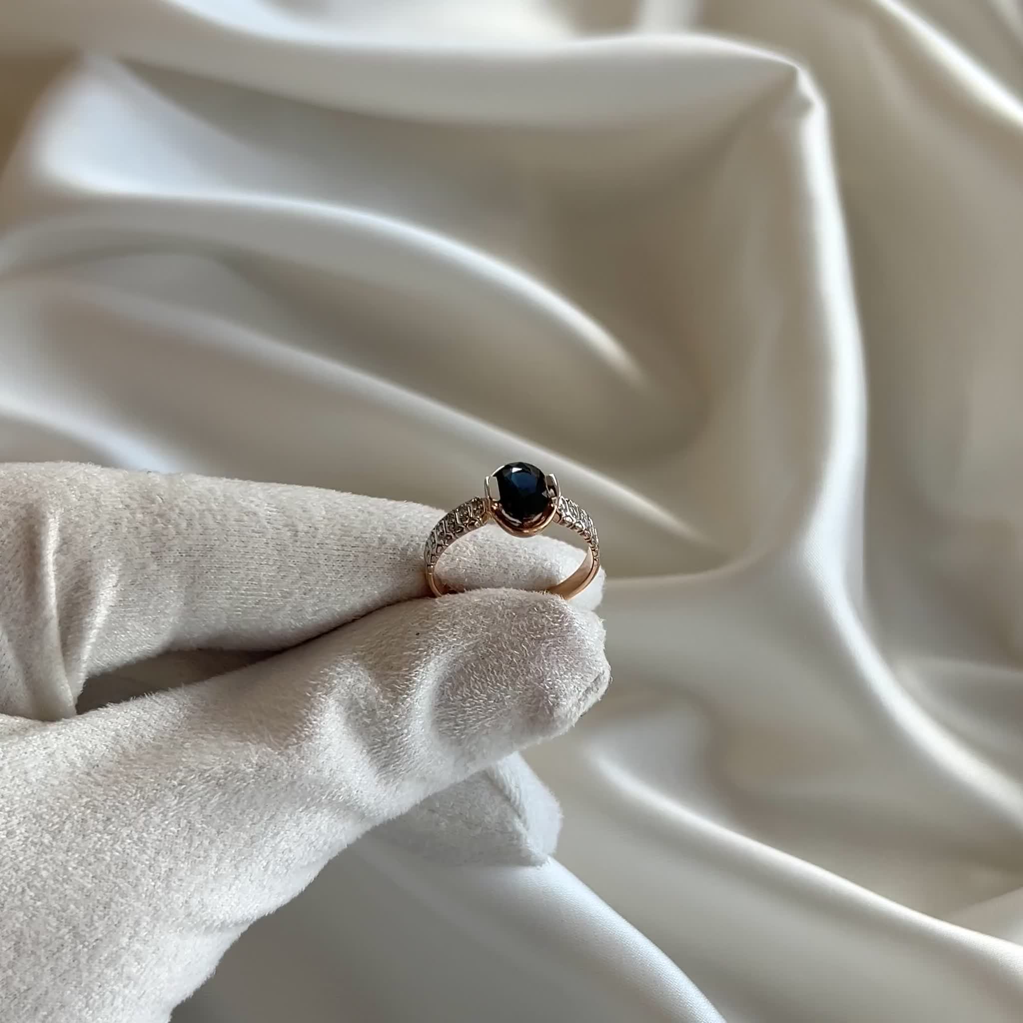 Кольцо с сапфиром и бриллиантами из золота 585 пробы арт. 963981к.1