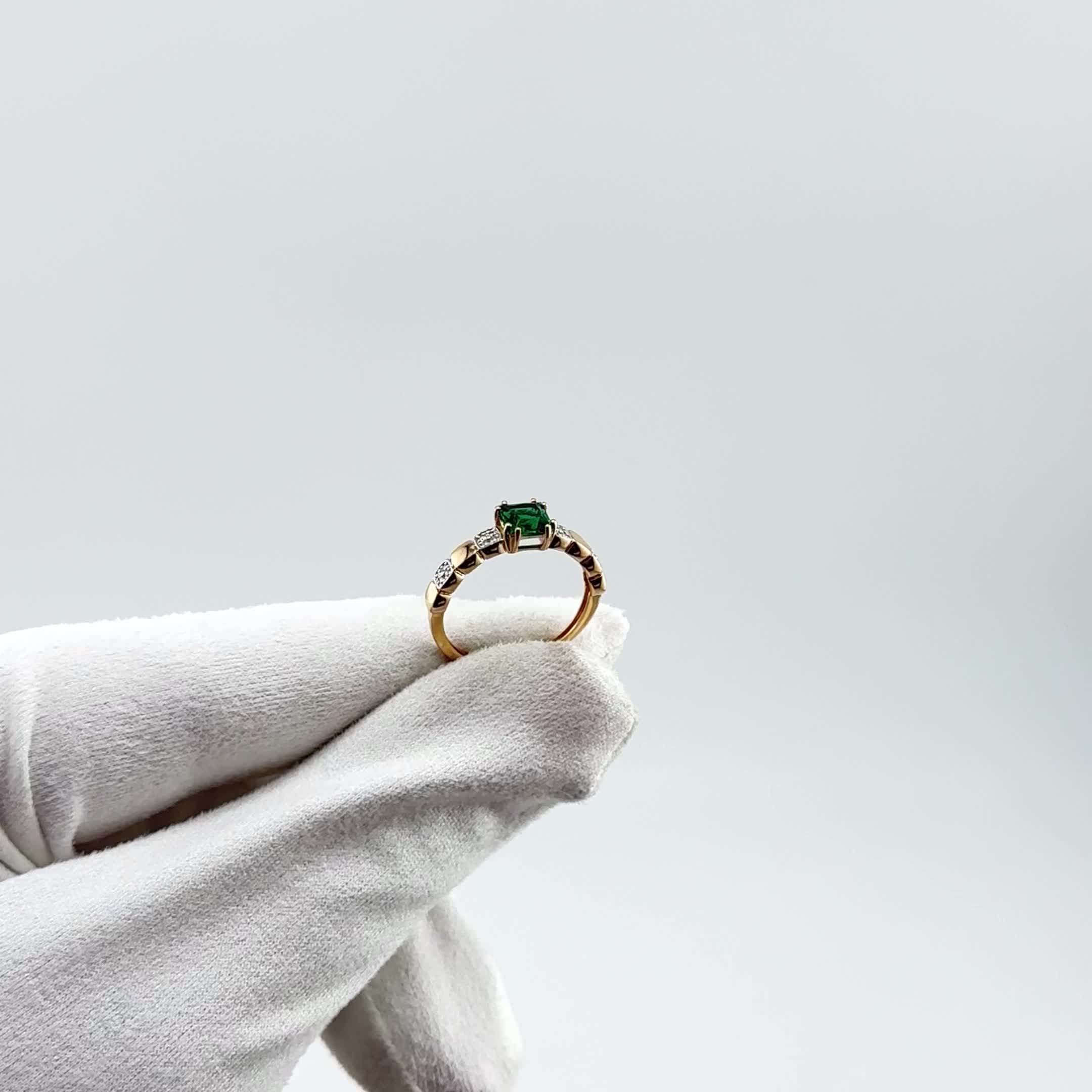 Кольцо с изумрудом и бриллиантами из золота 585 пробы арт. 964582.1