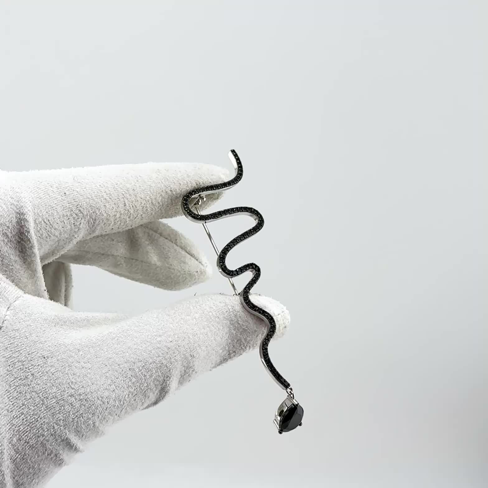 Брошь со шпинелью из серебра 925 пробы арт. B002_BR_SP_WG