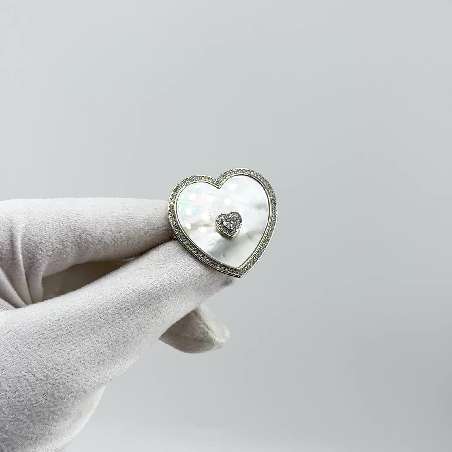 Брошь "Сердце" с перламутром и фианитами из серебра 925 пробы арт. B40220-BW_BR_SH_WG