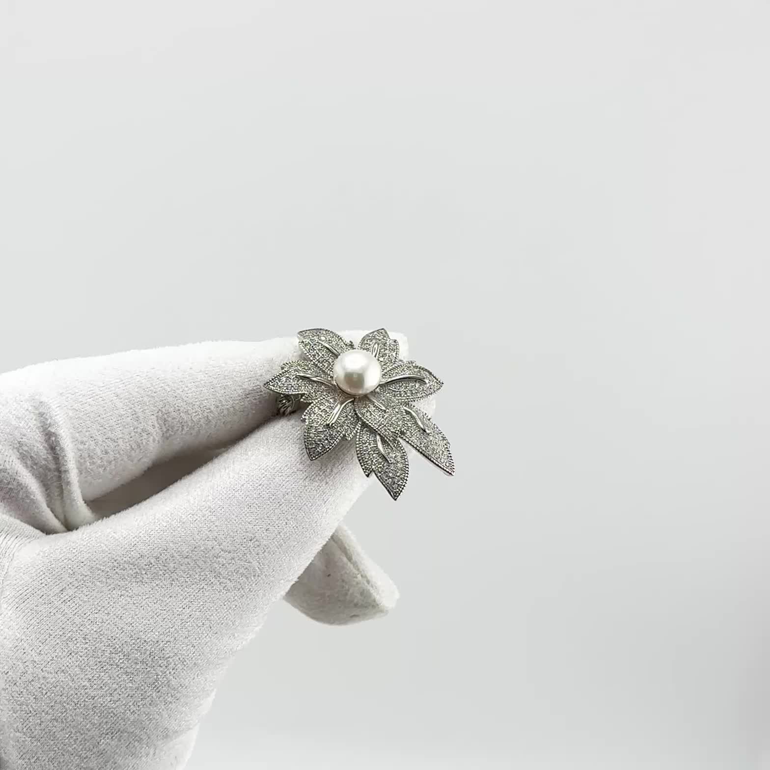 Брошь "Цветок" с жемчугом и фианитами из серебра 925 пробы арт. BO_003_BR_WRCH_WG